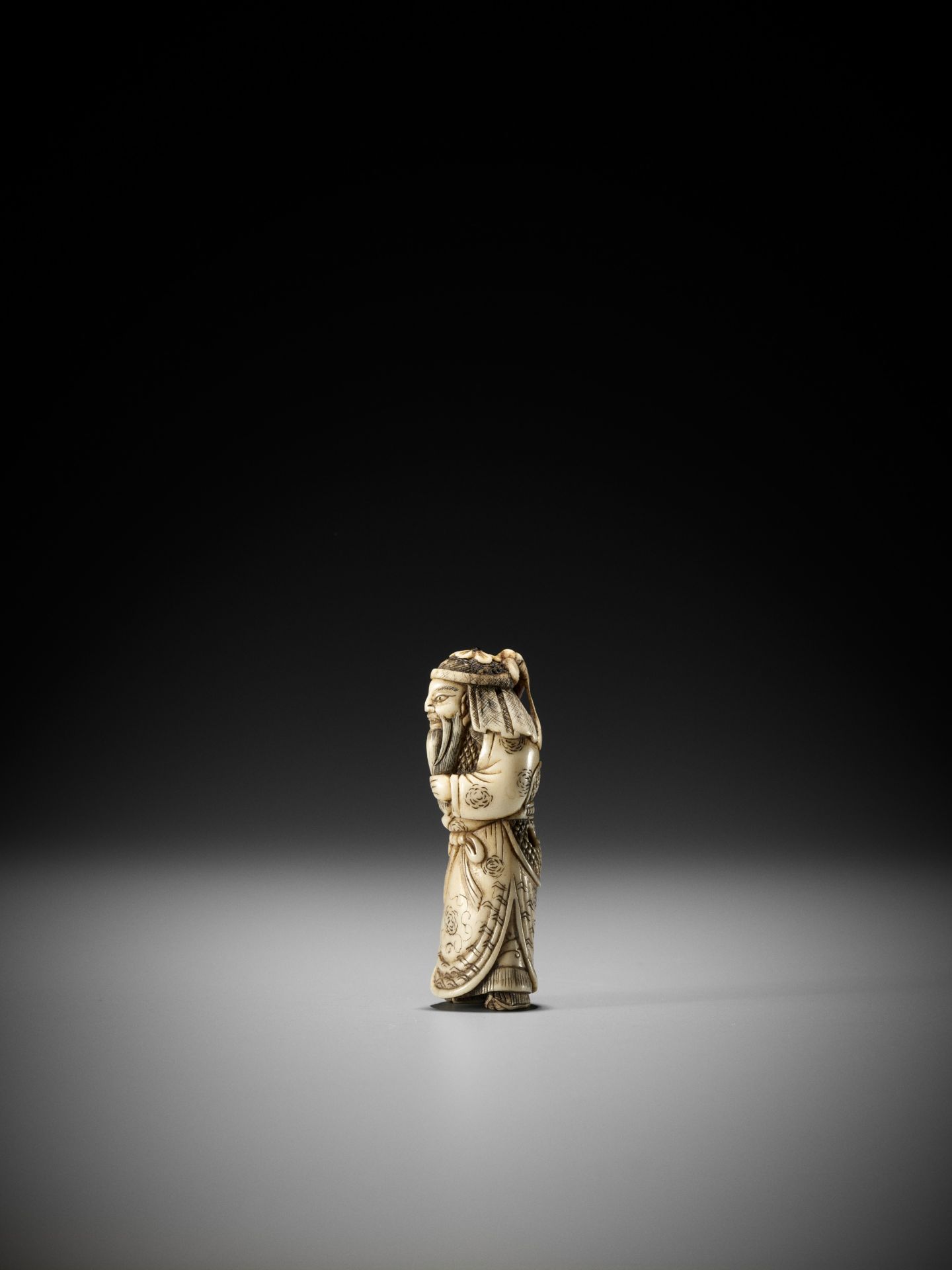 A FINE STAG ANTLER NETSUKE OF KAN'U - Image 7 of 10