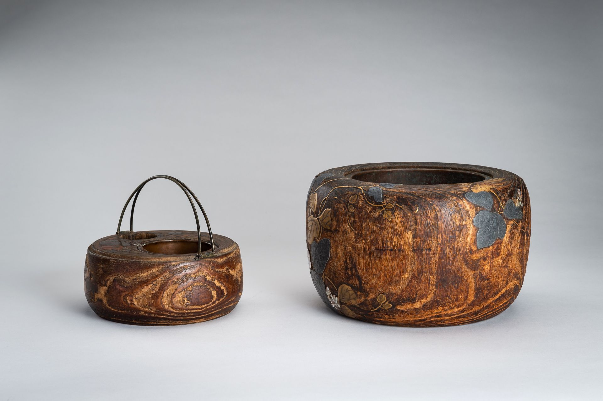 A LOT WITH TWO LACQUERED AND INLAID WOOD HIBACHI (BRAZIER), EDO - Image 11 of 18