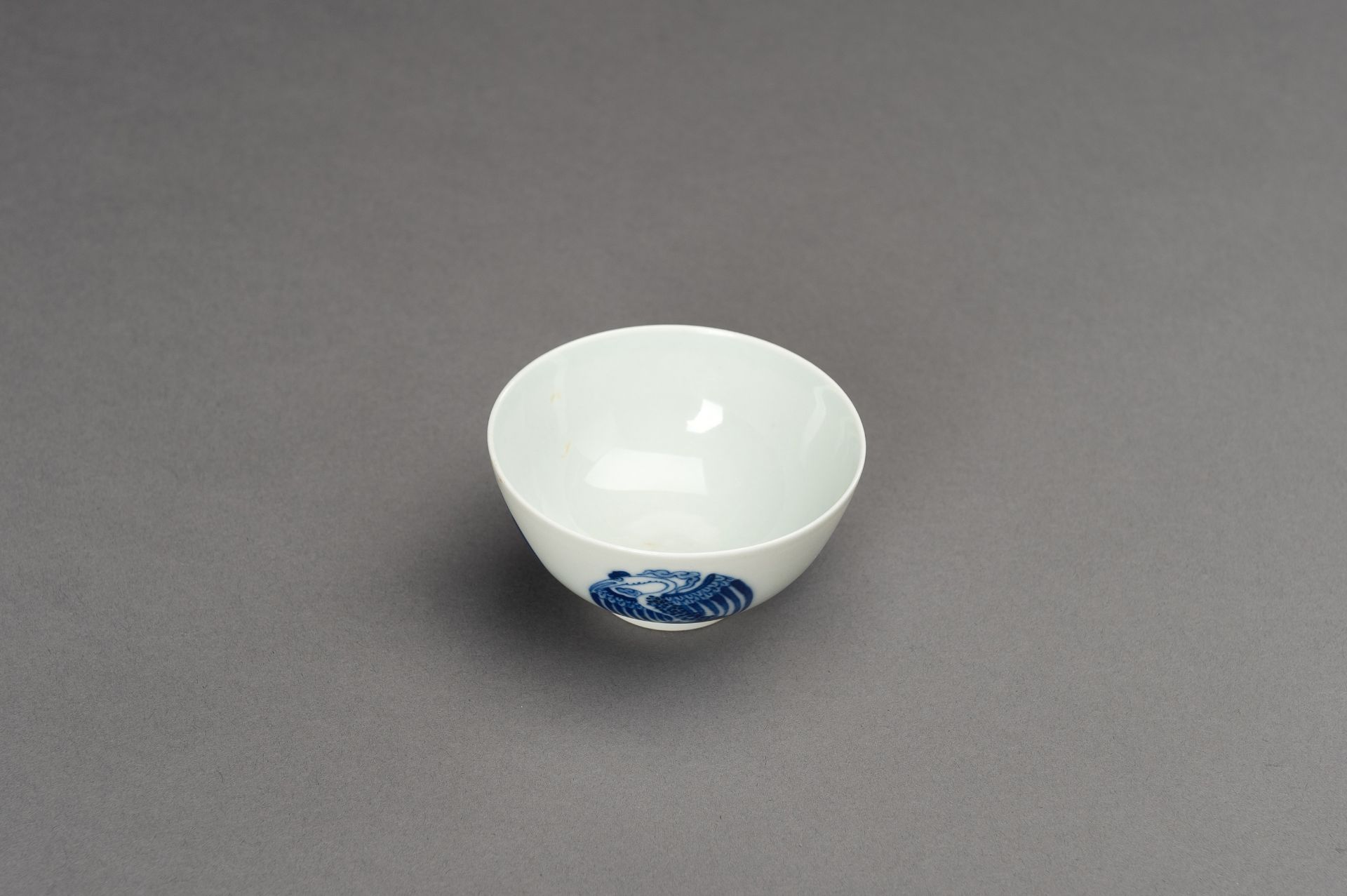 A BLUE AND WHITE 'PHOENIX MEDALLIONS' PORCELAIN BOWL, c. 1930s - Image 9 of 12