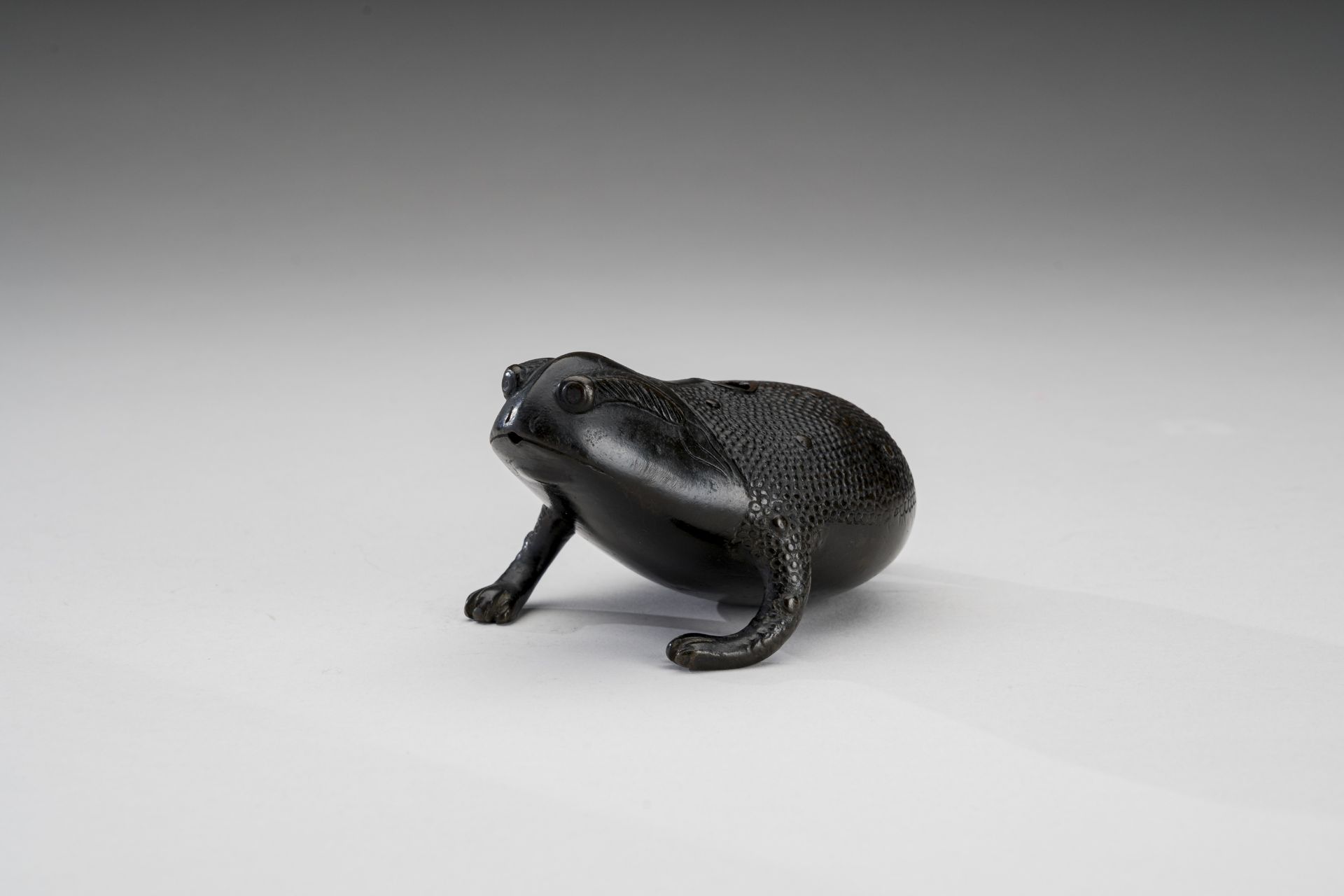 A BRONZE WATER DROPPER IN THE SHAPE OF GAMA SENNIN'S TOAD - Image 7 of 10