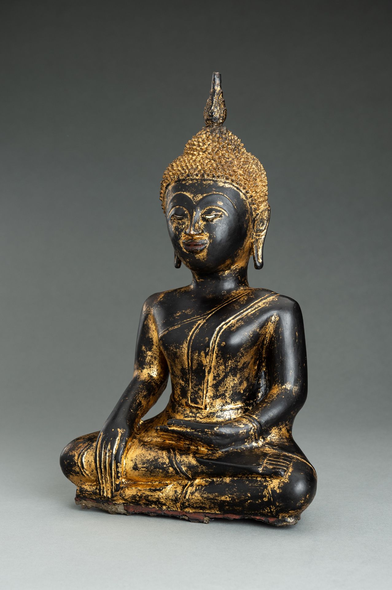 A GOLD LACQUERED BRONZE FIGURE OF BUDDHA - Image 10 of 12