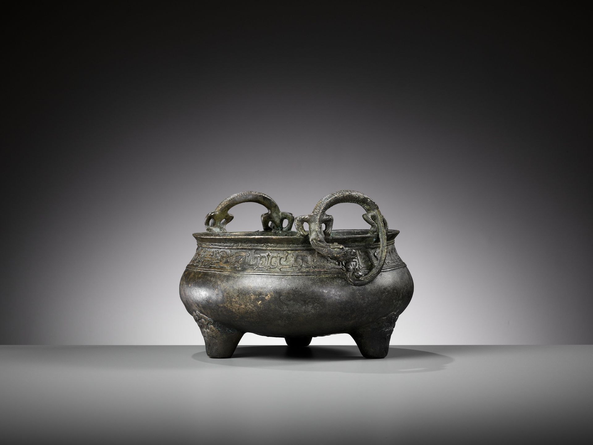 A LARGE BRONZE 'CHILONG HANDLE' TRIPOD CENSER, QING DYNASTY - Image 3 of 10
