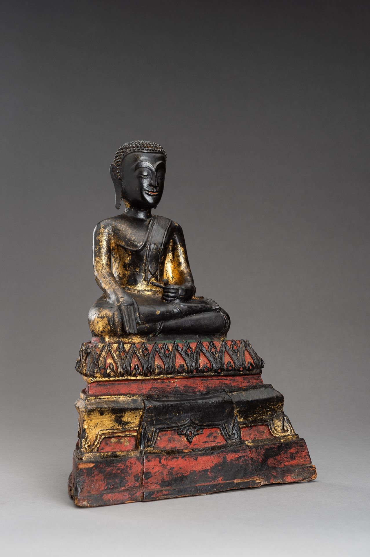 A BURMESE LACQUERED WOOD FIGURE OF BUDDHA SHAKYAMUNI - Image 3 of 11