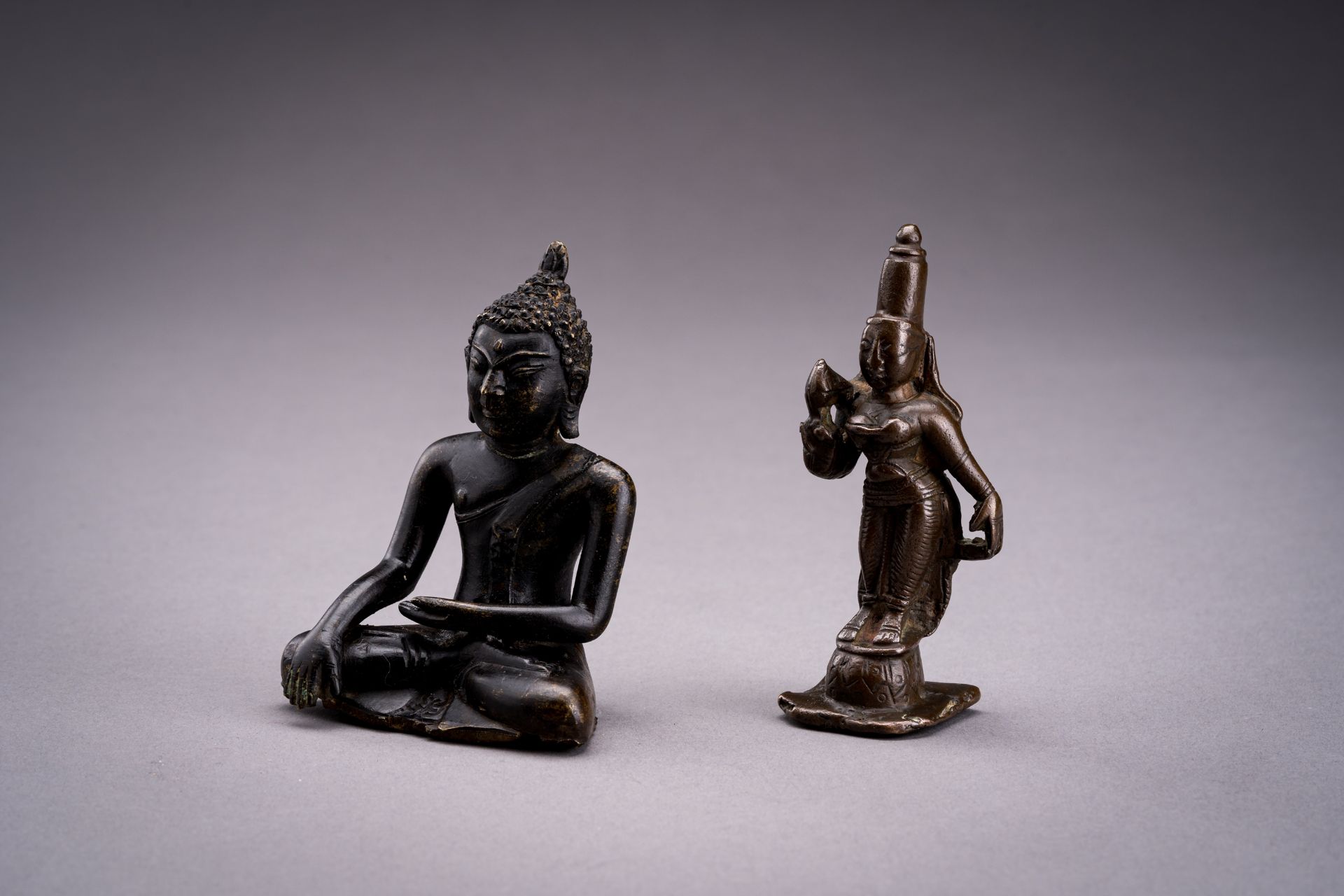 TWO INDIAN MINIATURE BRONZE FIGURES OF BUDDHA AND DEVI - Bild 7 aus 10