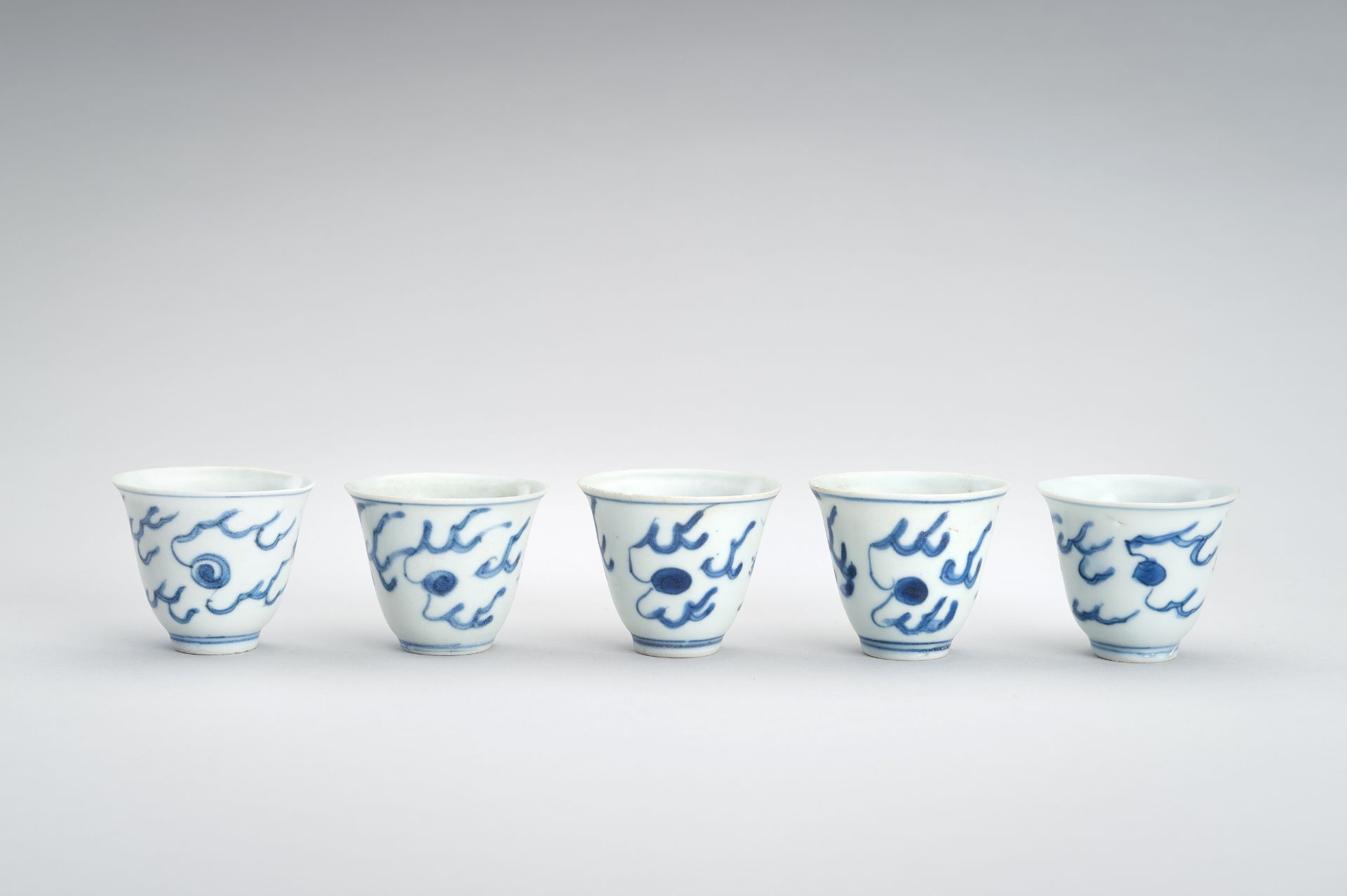 A BLUE AND WHITE PORCELAIN GROUP OF 14 CUPS AND 6 BOWLS, 'HATCHER CARGO' - Bild 12 aus 19