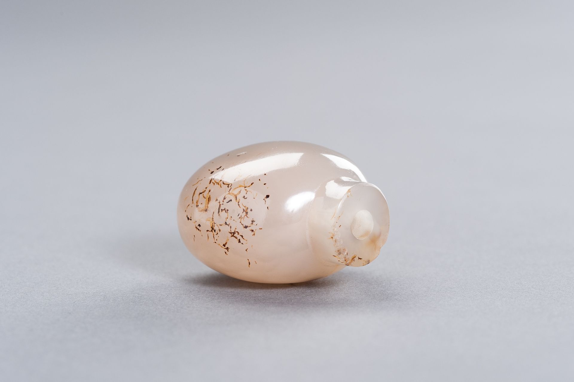 A SHADOW AGATE SNUFF BOTTLE, QING DYNASTY - Image 7 of 8