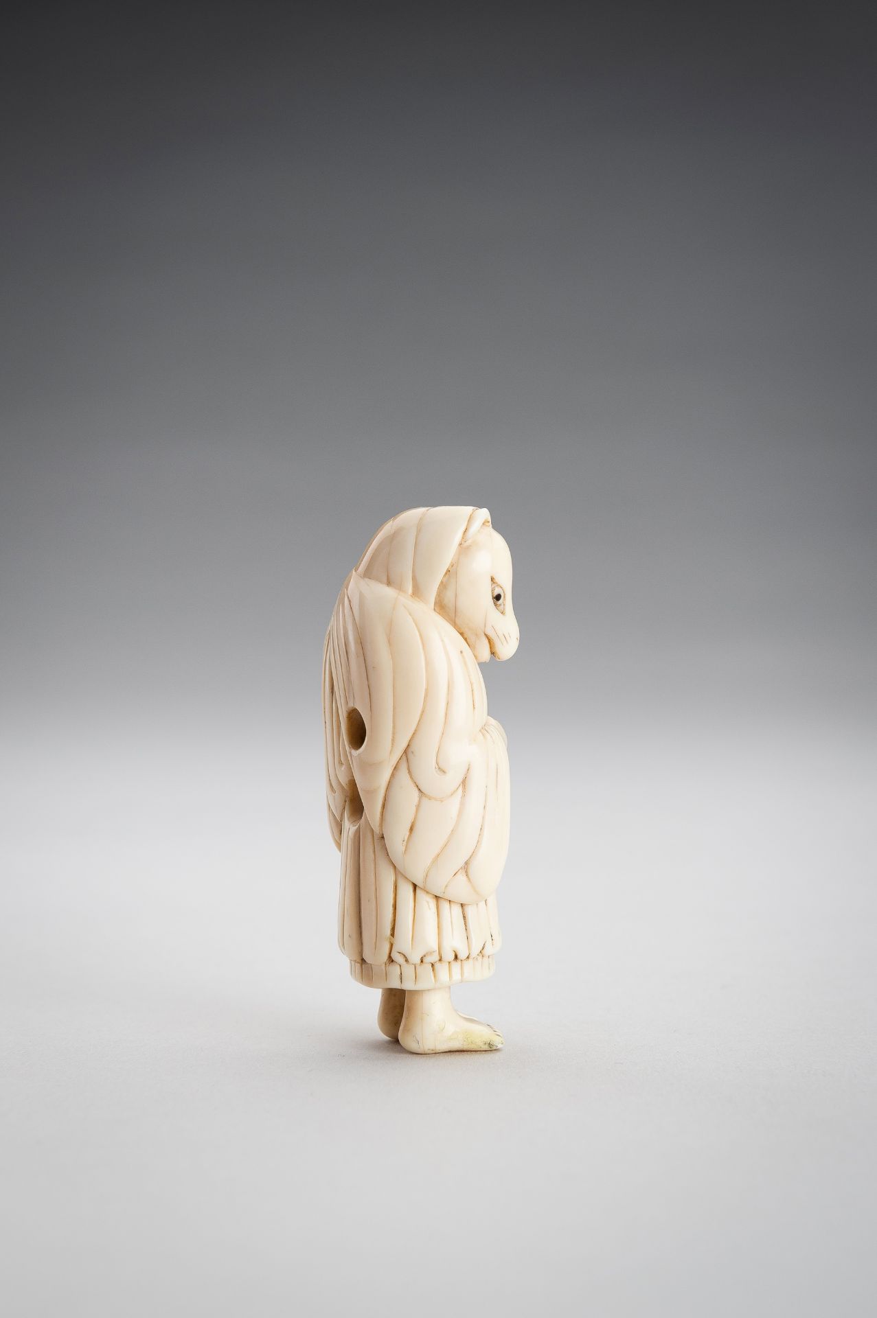 AN IVORY NETSUKE OF A FOX PRIEST - Bild 6 aus 10