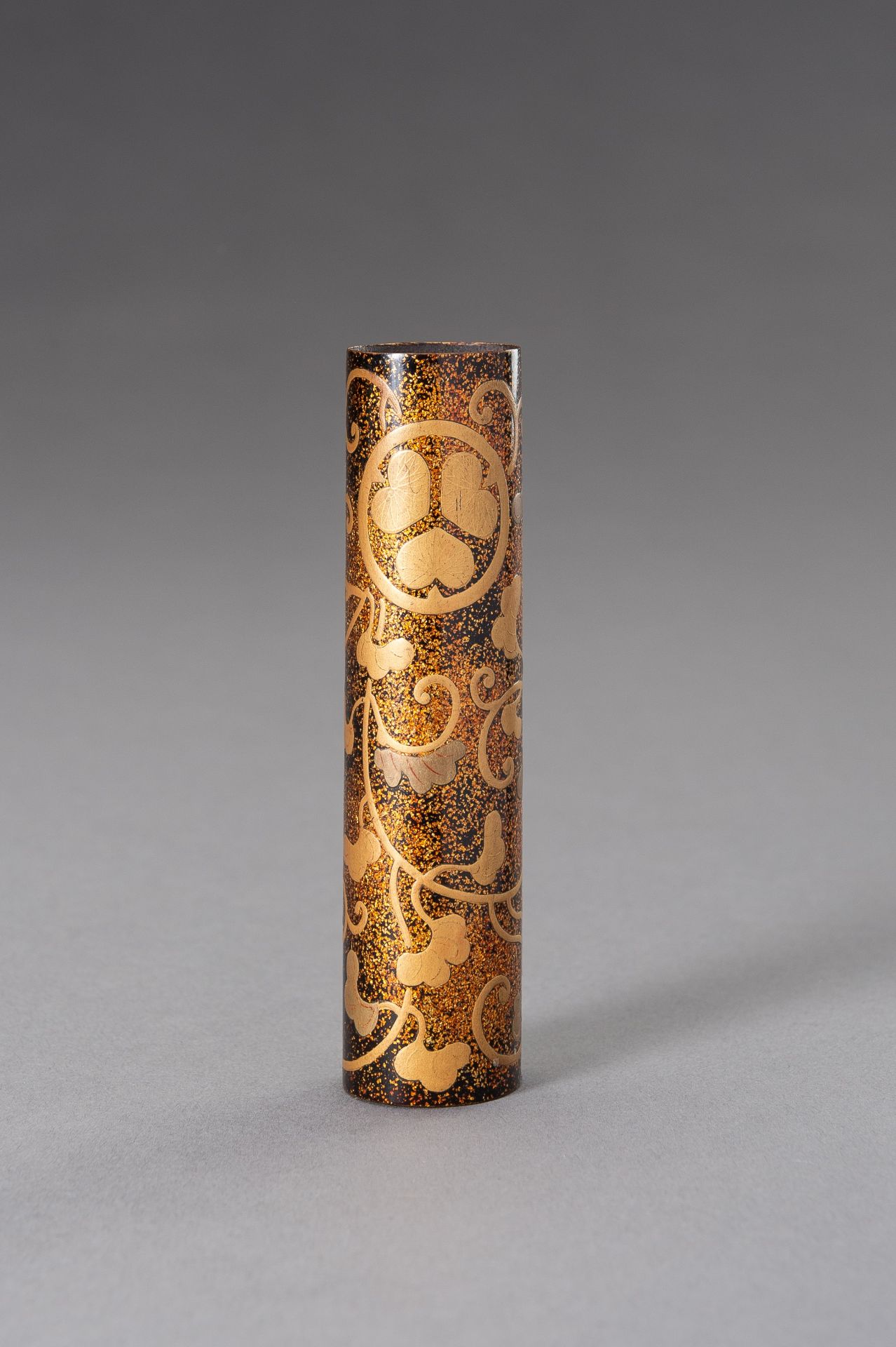 A GOLD LACQUER HANDLE WITH MON CRESTS