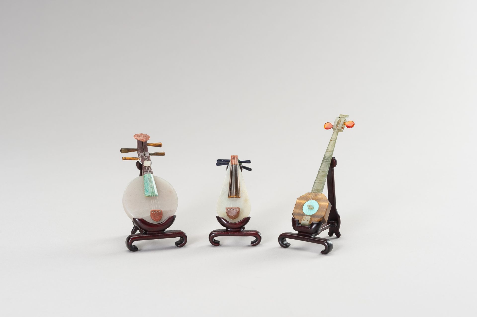 A GROUP OF EIGHT HARDSTONE MINIATURE MODELS OF MUSICAL INSTRUMENTS - Image 6 of 20