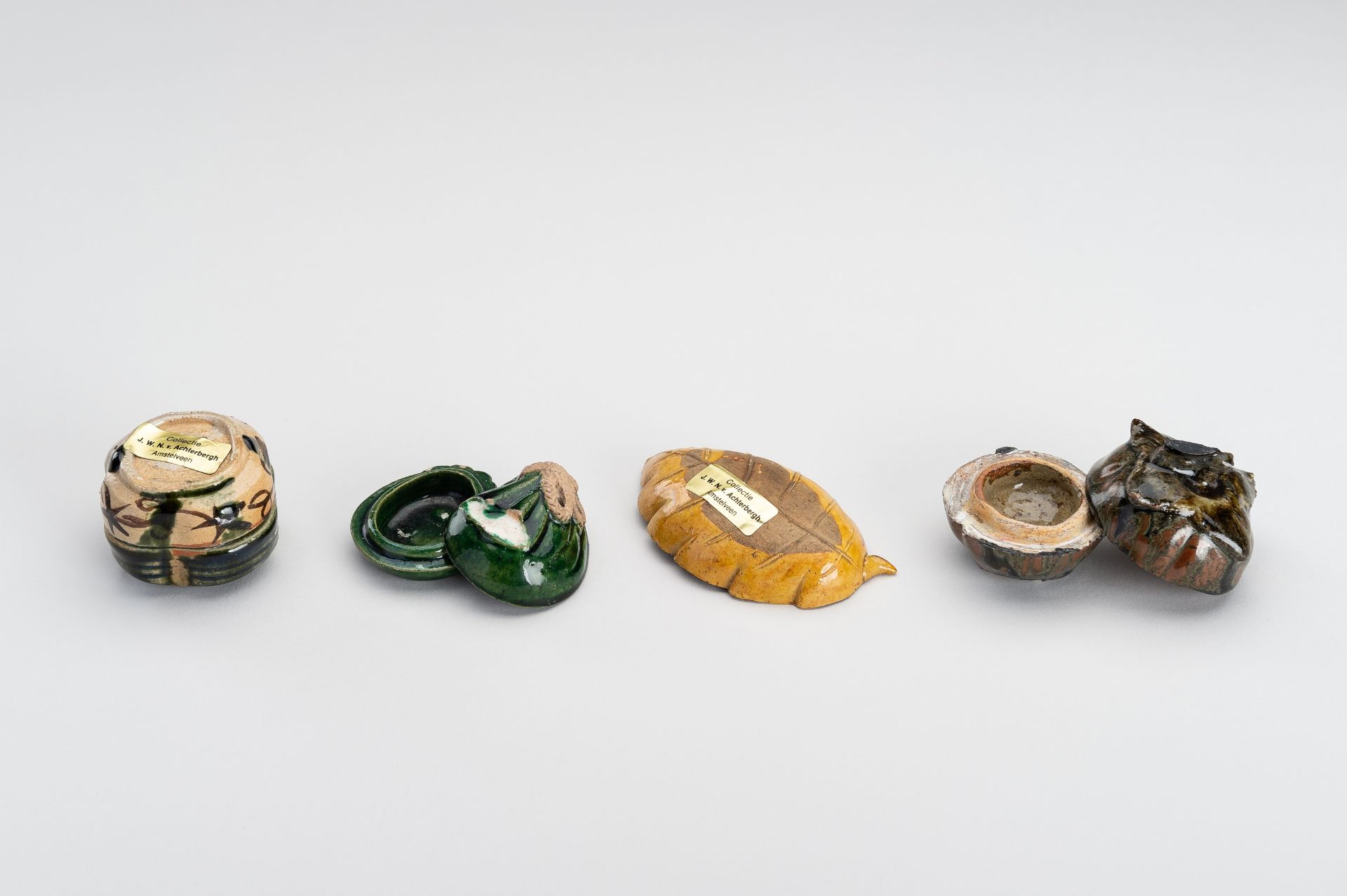 A GROUP OF FOUR SMALL GLAZED CERAMIC ITEMS - Image 16 of 16