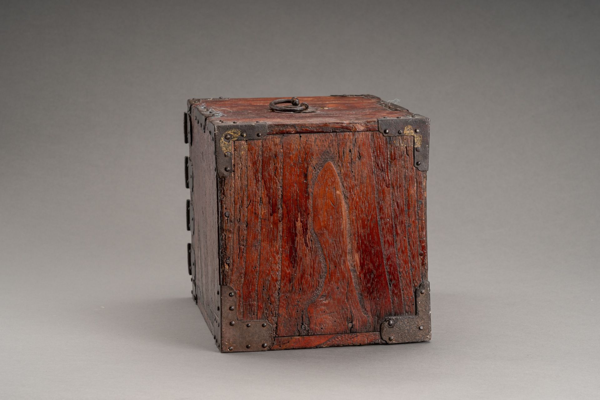 A WOODEN CHEST WITH DRAWERS AND A COPPER SAKE WARMER 'KANDOUKO', 19th CENTURY - Bild 8 aus 28