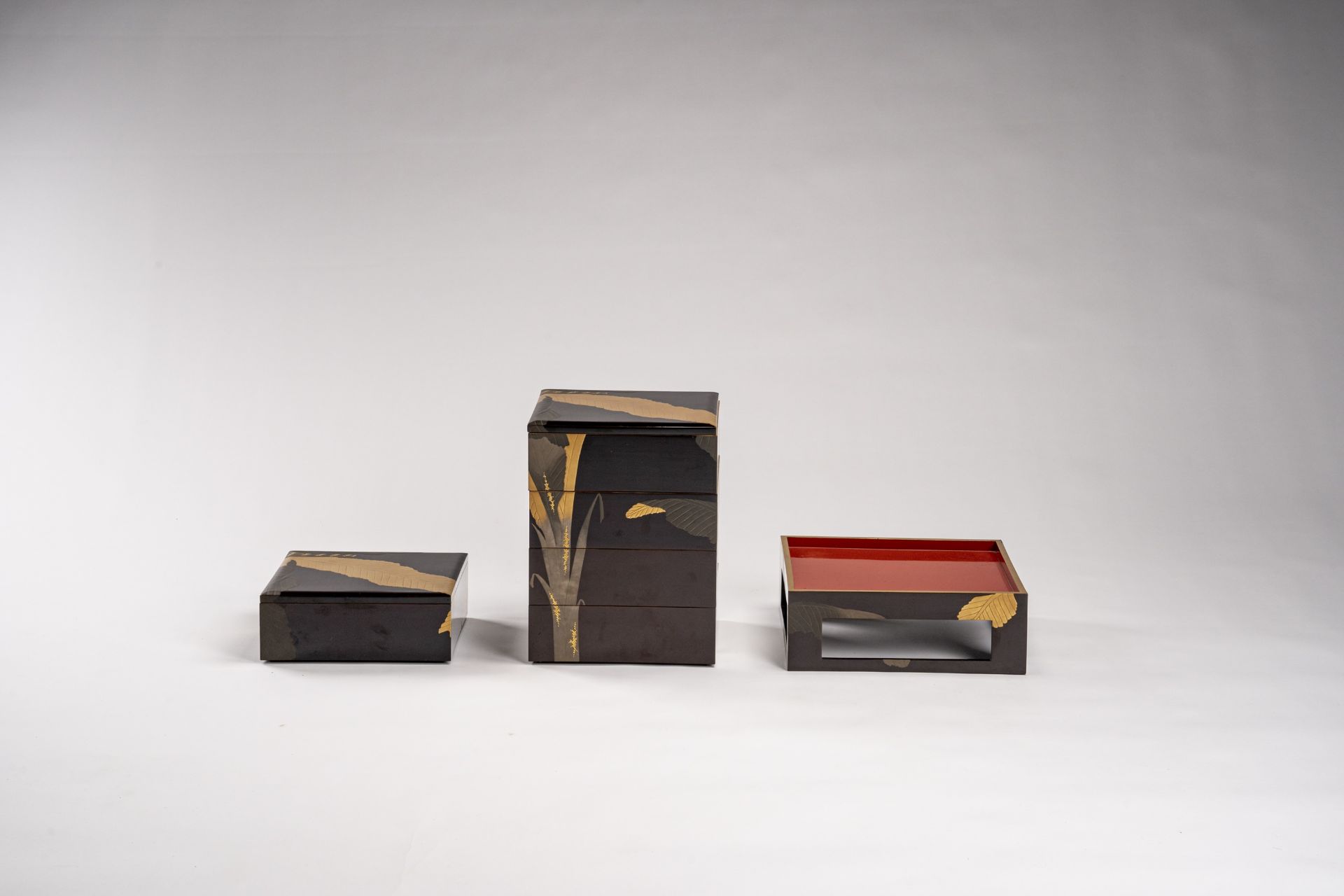 A LACQUERED BENTO BOX SET WITH TRAY - Bild 11 aus 12