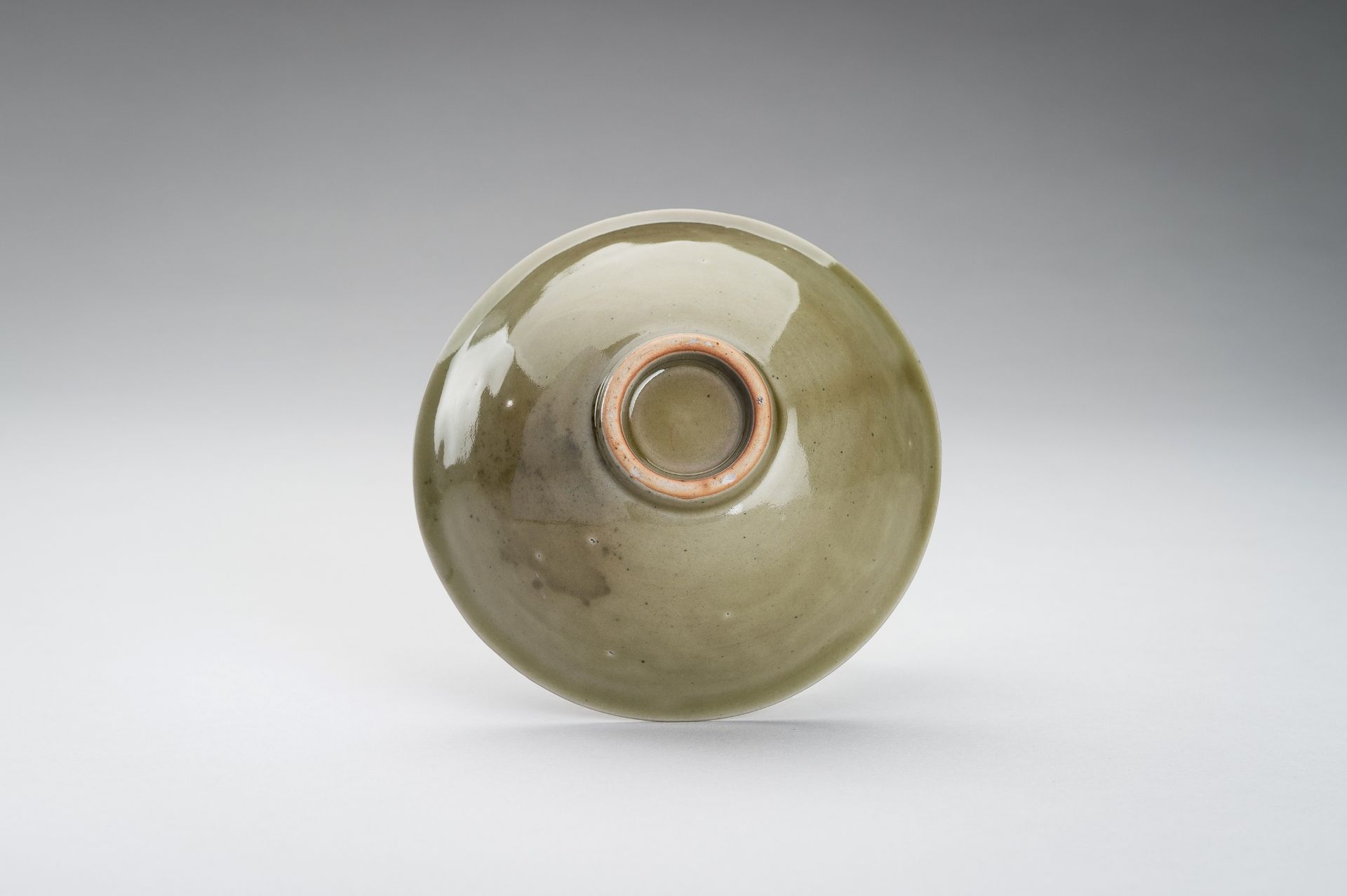 A SONG STYLE YAOZHOU CELADON-GLAZED PORCELAIN BOWL - Image 10 of 11