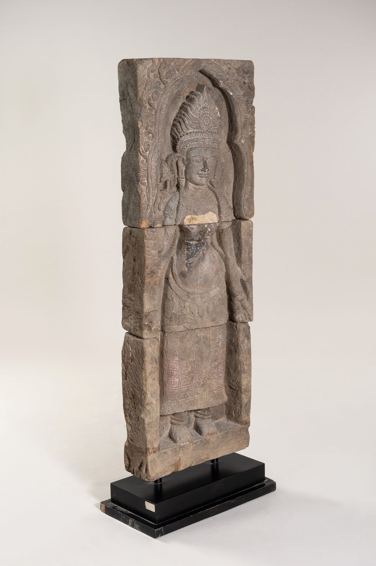 A VERY LARGE KHMER-STYLE SANDSTONE FIGURE OF AN APSARA, c. 1920s - Image 7 of 15