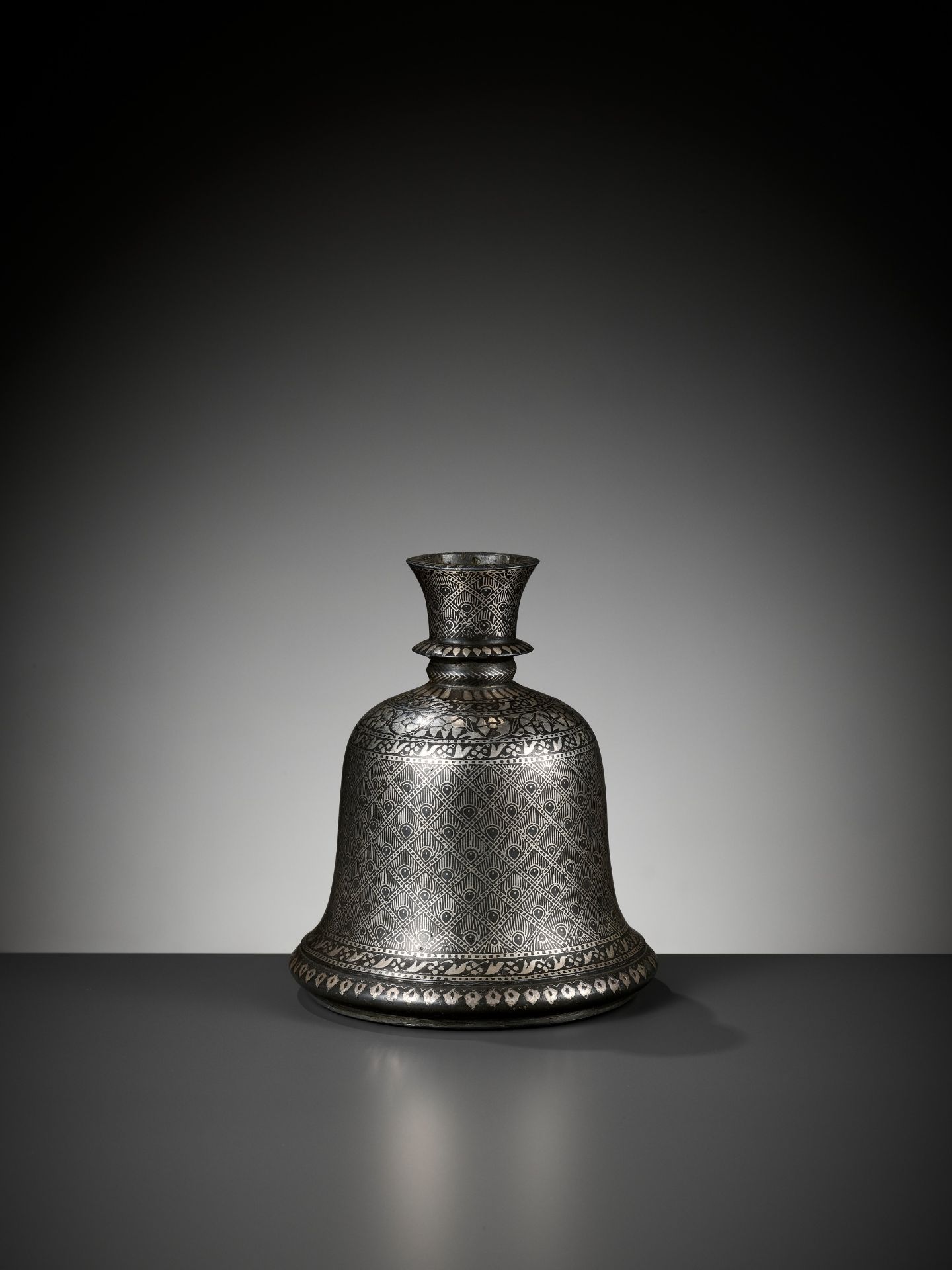 A SILVER-INLAID BIDRI HOOKAH BASE, 18TH CENTURY - Bild 5 aus 7