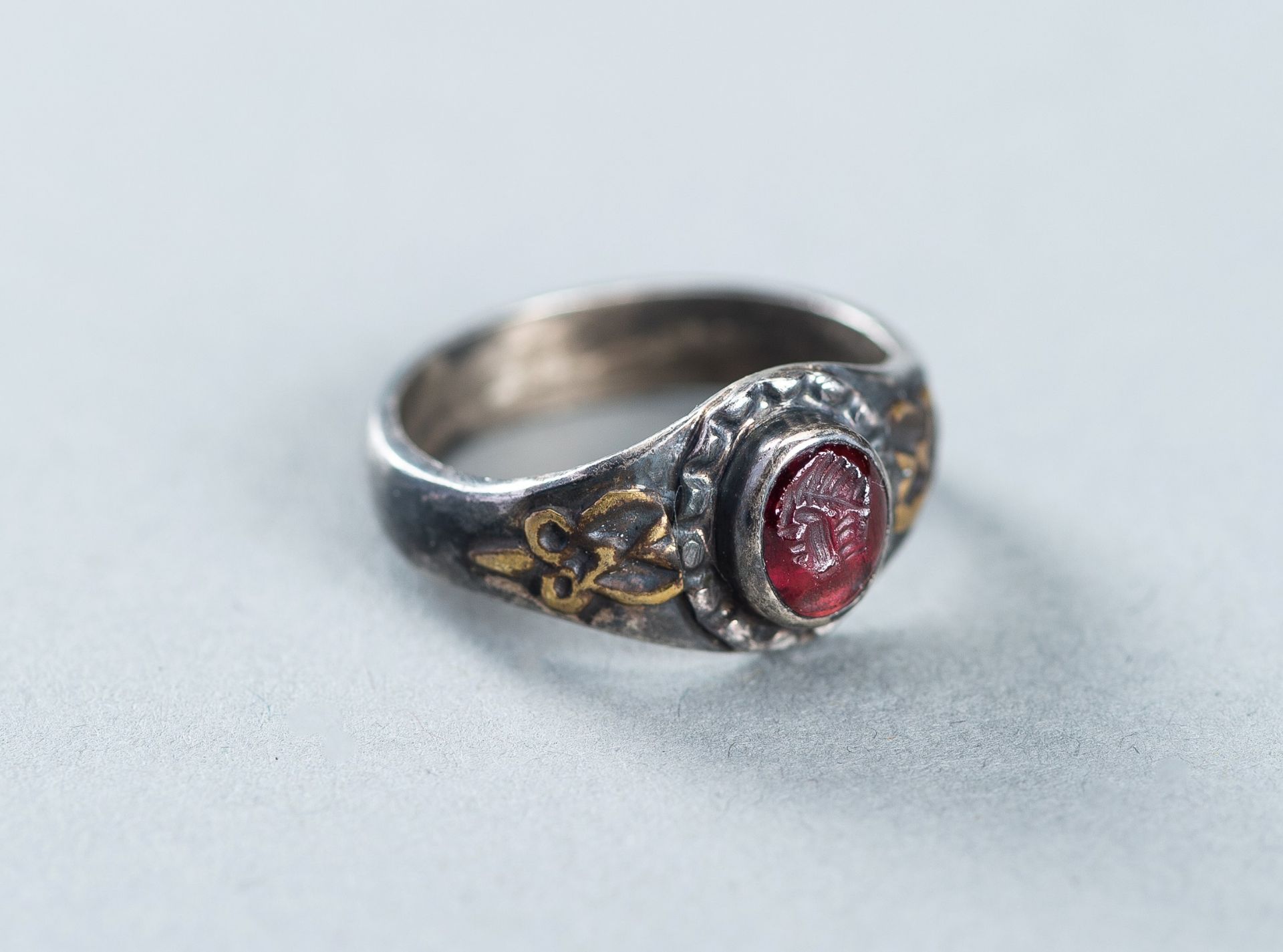 AN AGATE INTAGLIO INSET PERSIAN SILVER RING - Image 2 of 9