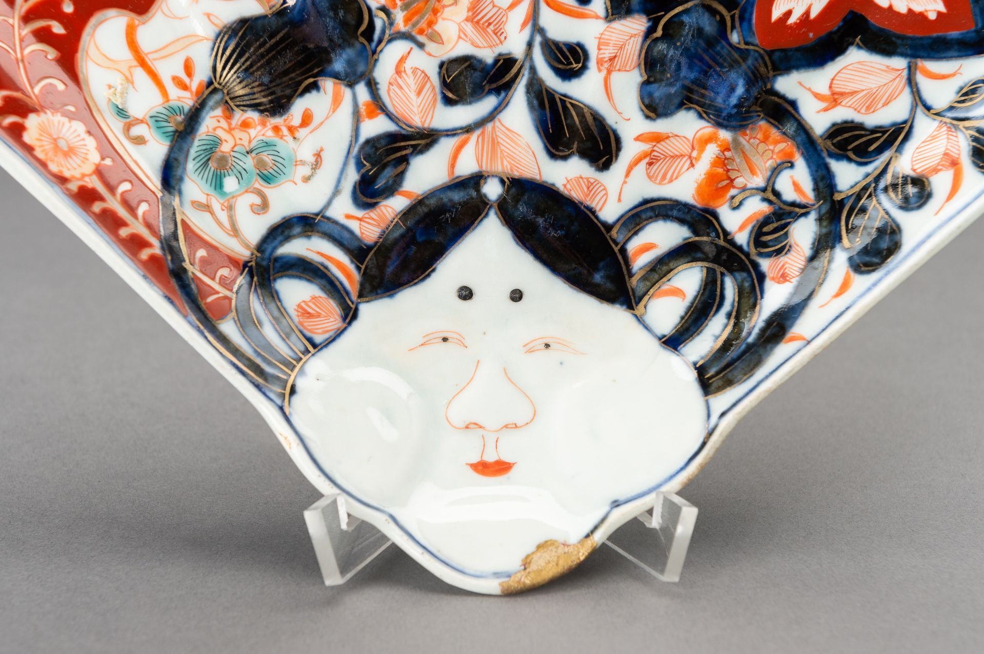 AN IMARI PORCELAIN 'FAN' TRAY WITH OKAME, 19th CENTURY - Image 6 of 11