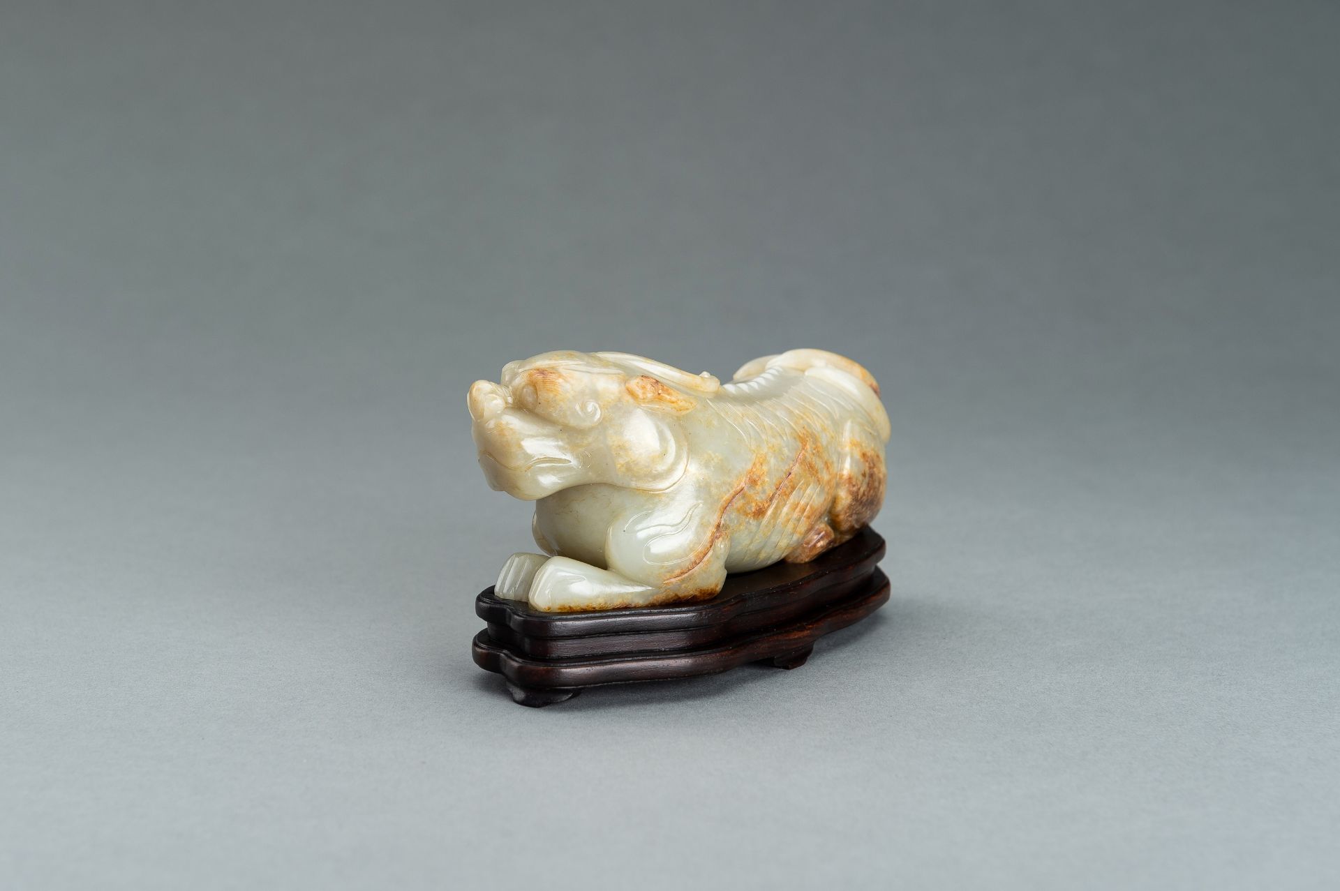 A PALE CELADON JADE 'BIXIE' CARVING - Image 9 of 16