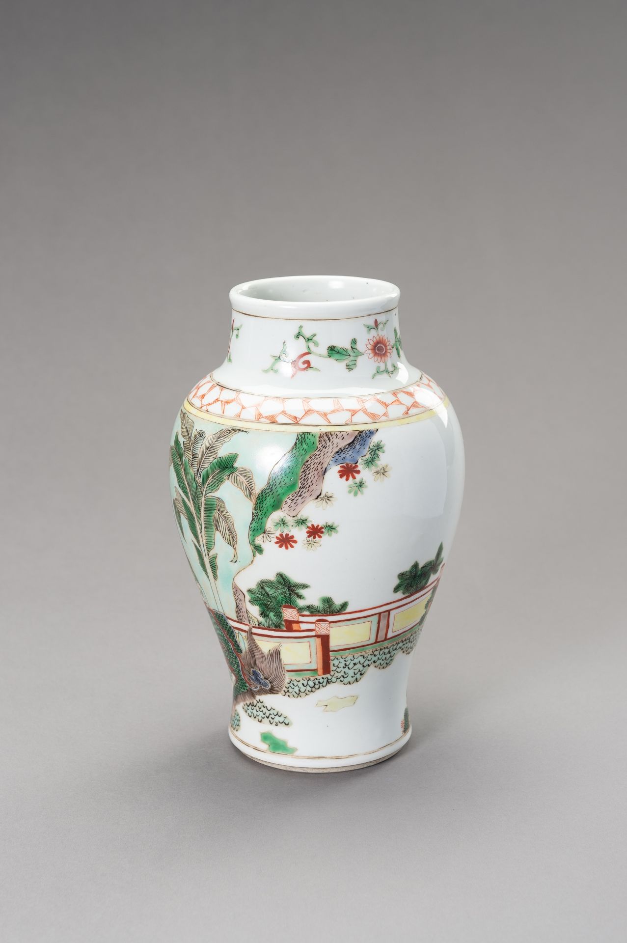 A FAMILLE VERTE 'QILIN' BALUSTER VASE, LATE QING TO REPUBLIC - Bild 9 aus 10