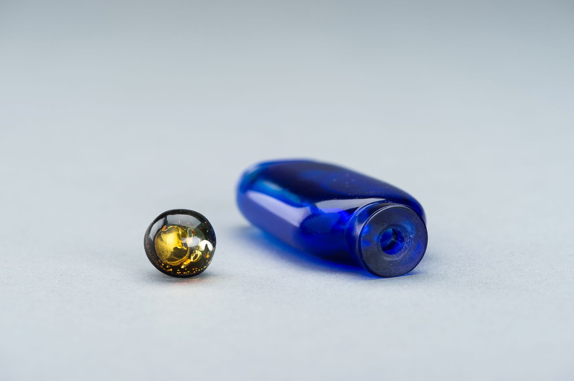 A SAPPHIRE-BLUE GLASS SNUFF BOTTLE, c. 1920s - Image 8 of 9