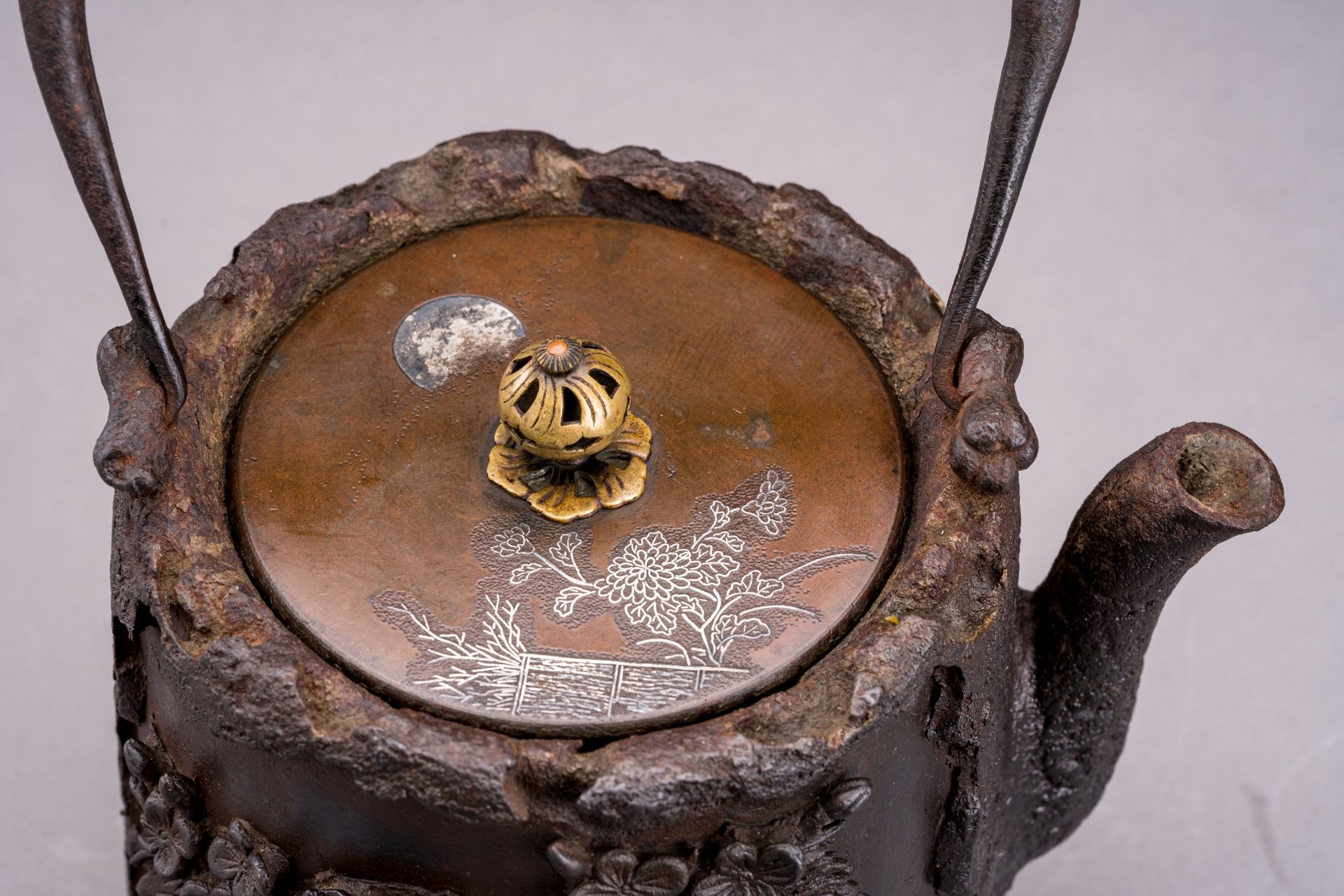 A TETSUBIN (IRON KETTLE) WITH SILVER INLAID BRONZE COVER - Image 3 of 8