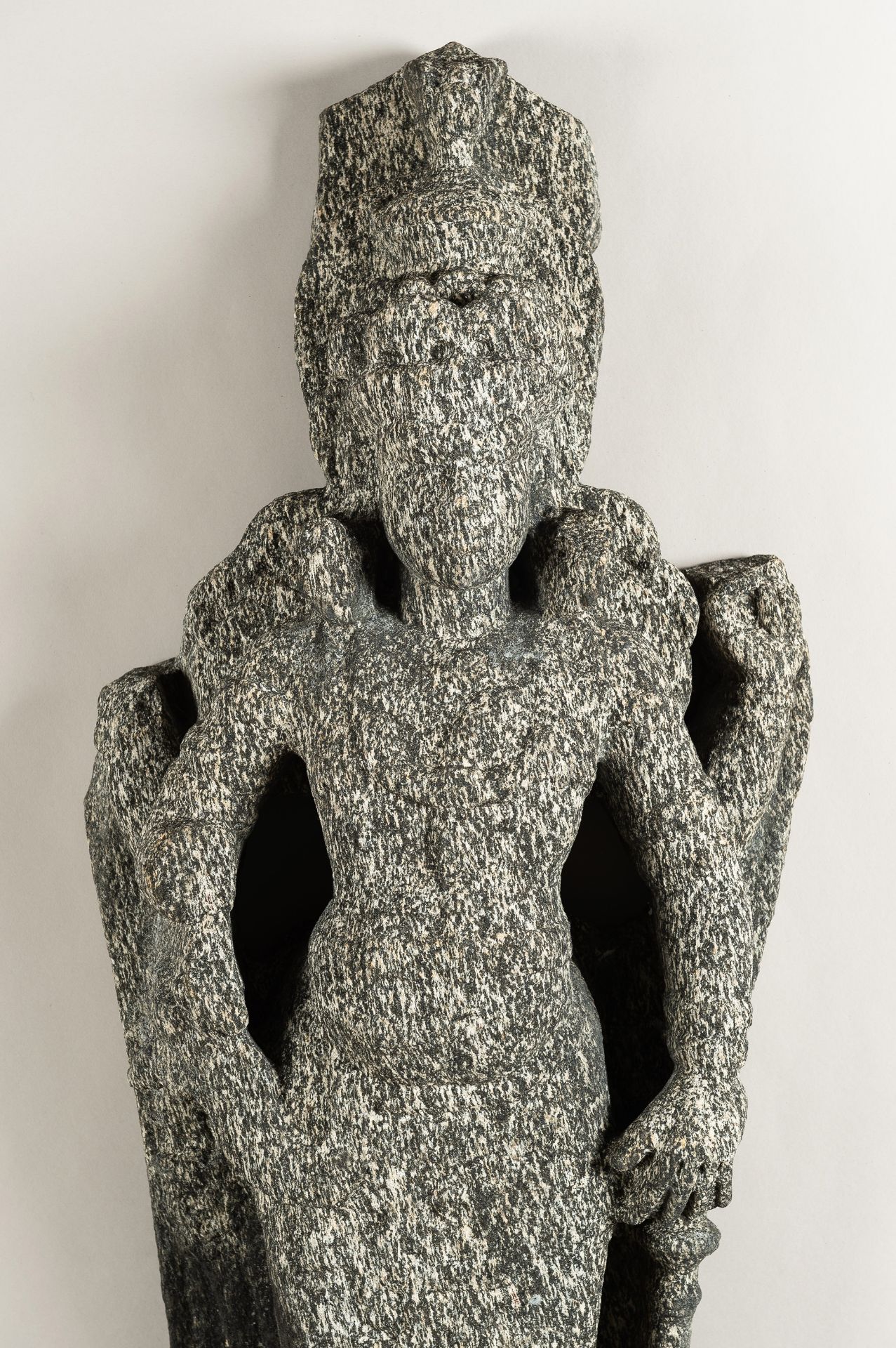 AN INDIAN GRANITE STONE STATUE OF A DEITY - Image 13 of 15