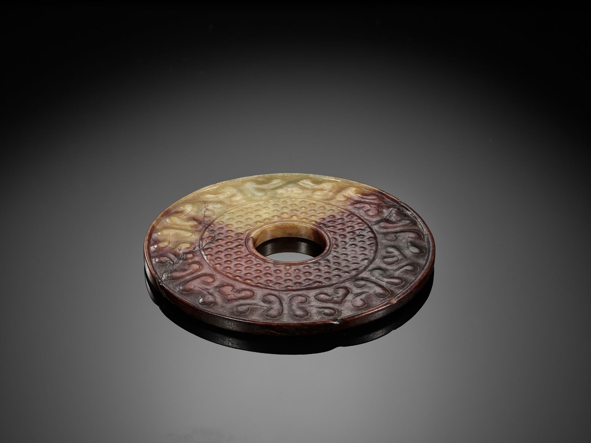 AN ARCHAISTIC PALE CELADON AND DARK RUSSET JADE BI DISC - Image 4 of 4