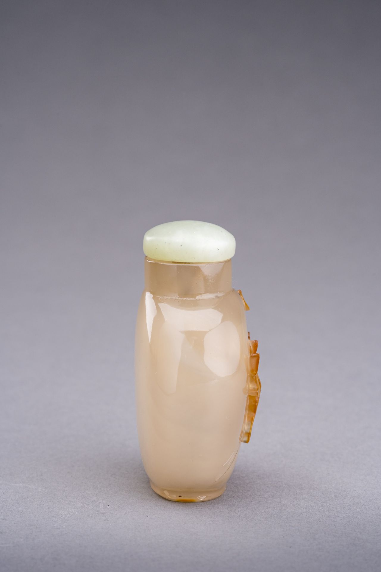 AN AGATE 'QILIN AND BAT' SNUFF BOTTLE, QING DYNASTY - Image 4 of 6