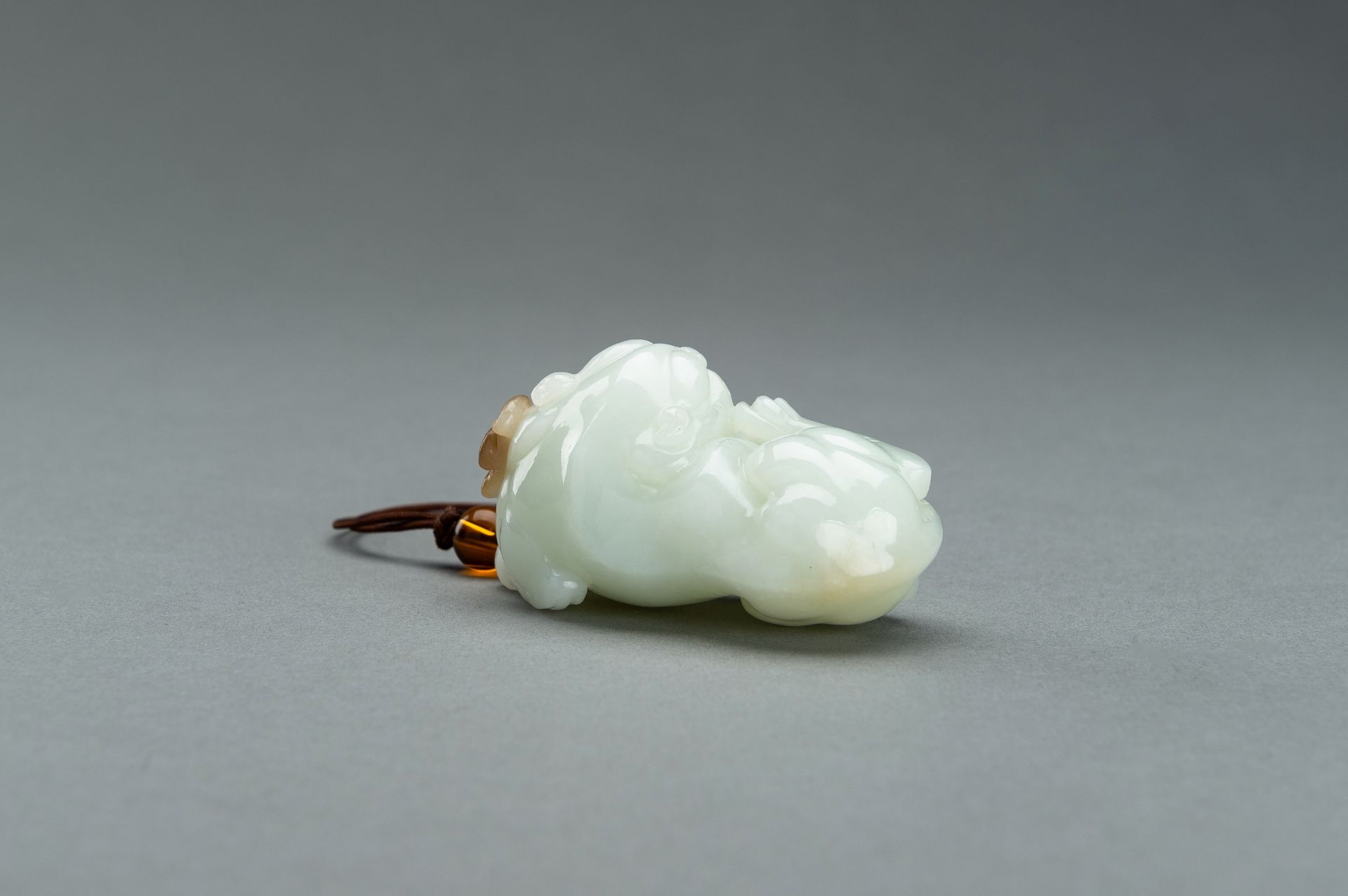 A WHITE JADE 'BUDDHIST LION AND BAT' CARVING, 1900s - Bild 10 aus 11