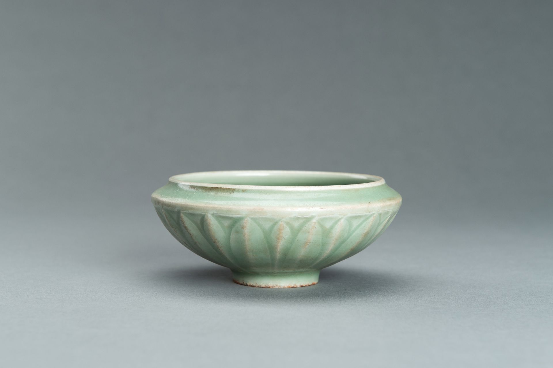 A LONGQUAN PORCELAIN 'LOTUS' BOWL, SONG - MING - Bild 8 aus 11