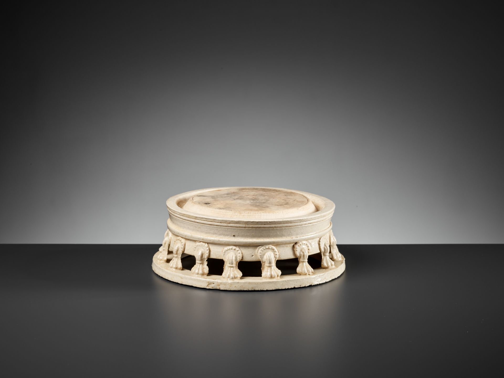 A RARE WHITE-GLAZED CIRCULAR INKSTONE, TANG REVIVAL - Image 3 of 10