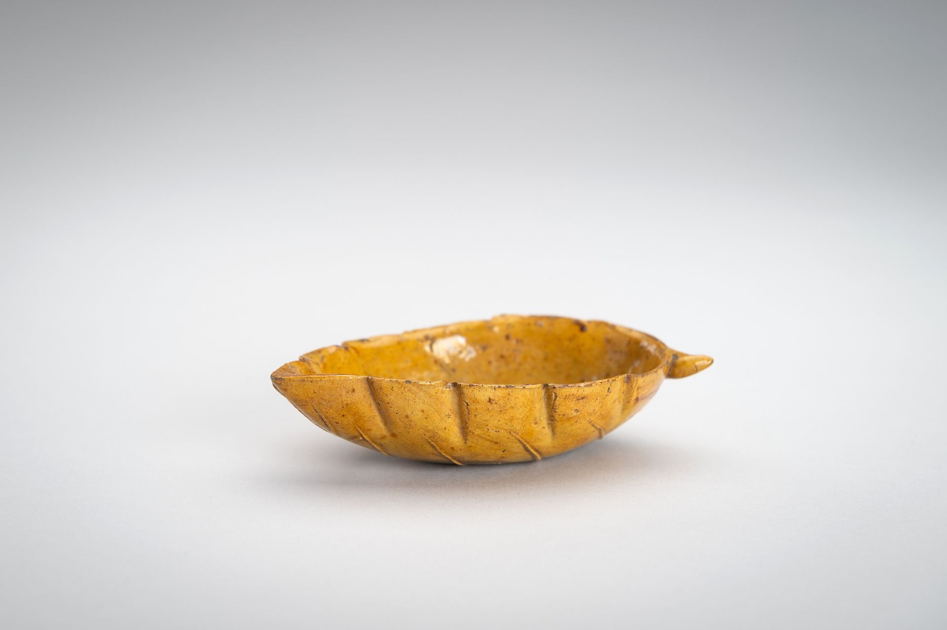 A GROUP OF FOUR SMALL GLAZED CERAMIC ITEMS - Image 2 of 16