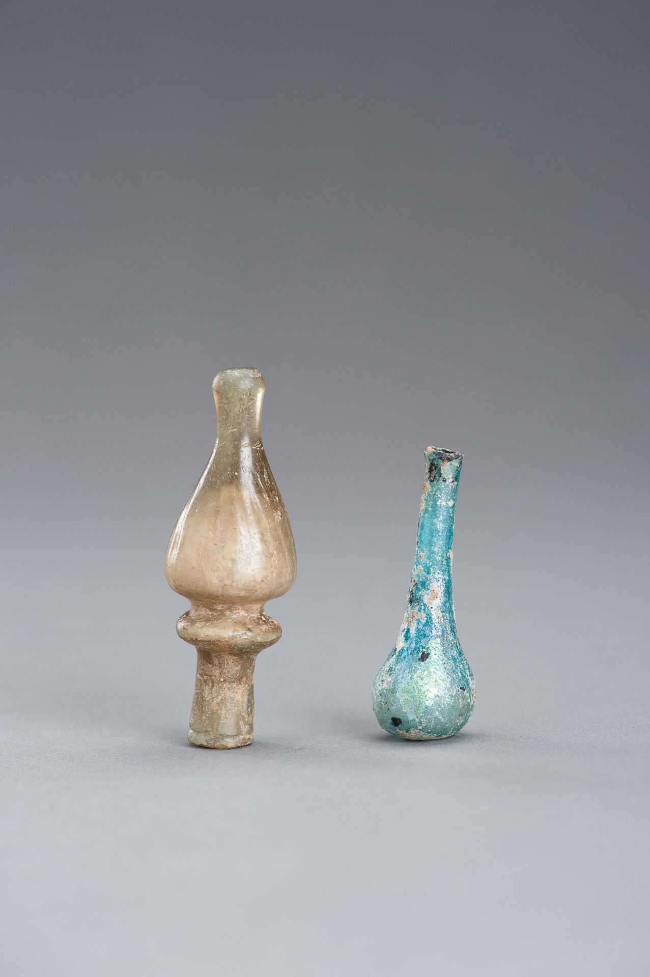 A GLASS STOPPER AND MINIATURE VASE - Image 10 of 11
