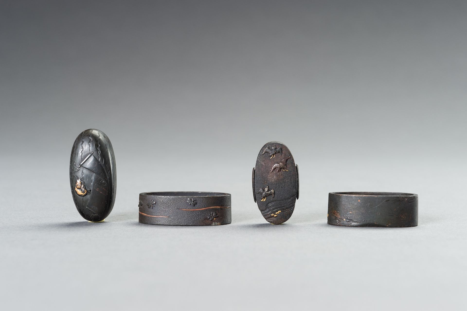 A SET OF TWO FUCHI AND TWO KASHIRA - Bild 2 aus 5