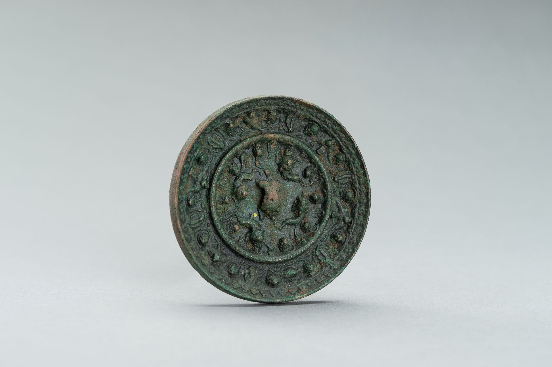 A TANG DYNASTY BRONZE 'LION AND GRAPEVINE' MIRROR - Image 3 of 9