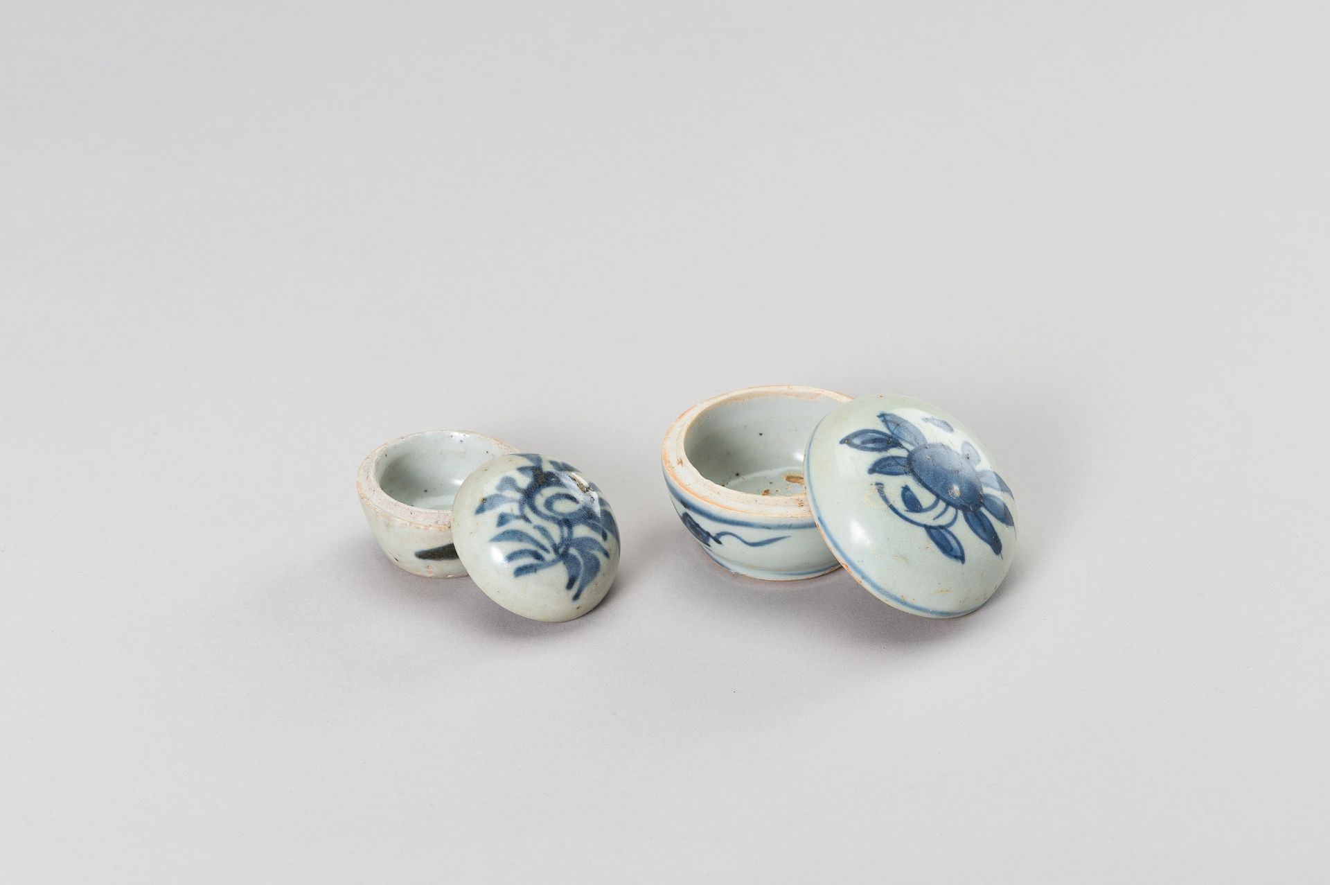 A SET OF TWO SMALL BLUE AND WHITE PORCELAIN BOXES - Image 7 of 11