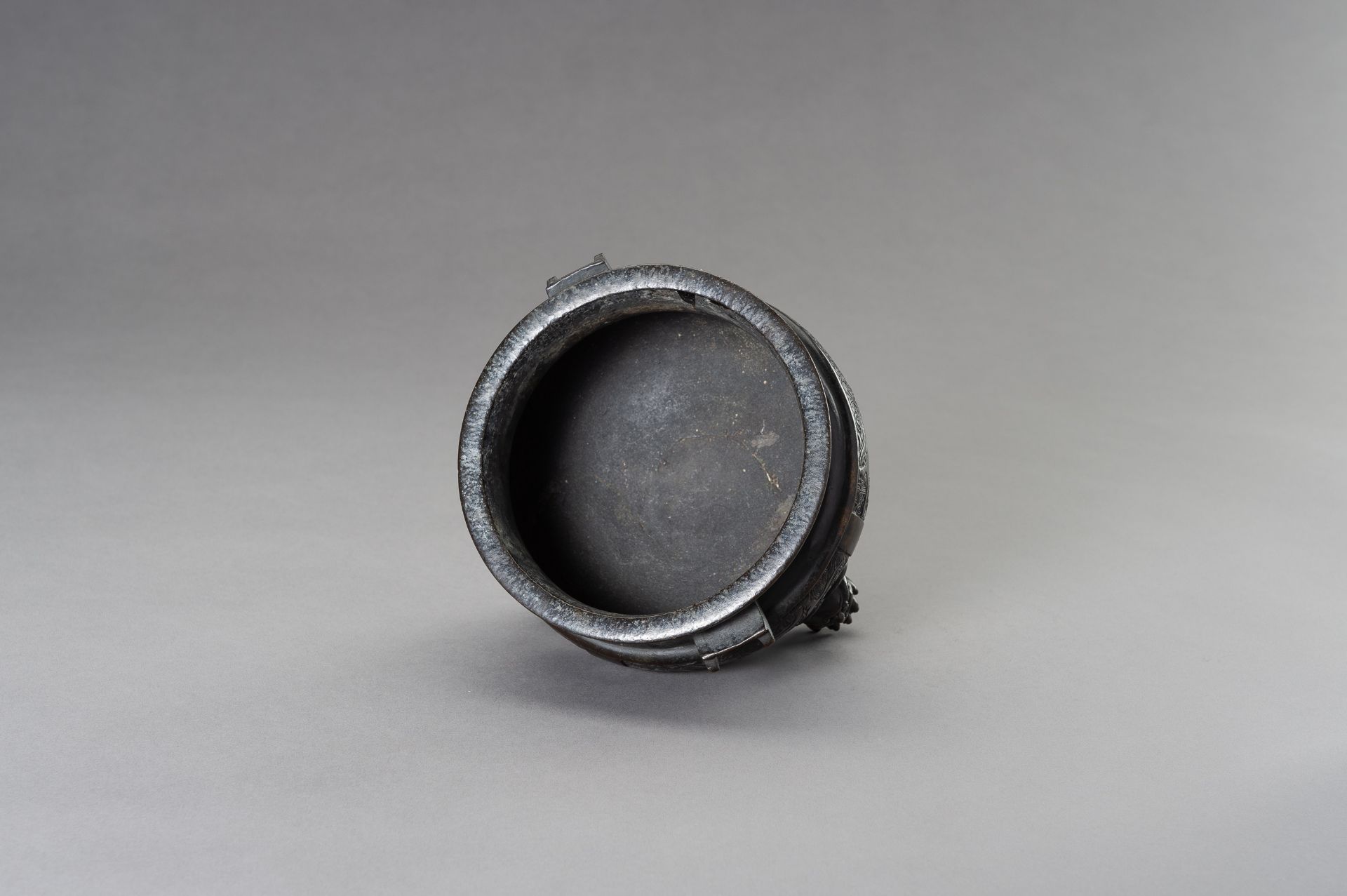 AN ARCHAISTIC MING-STYLE BRONZE TRIPOD CENSER - Image 7 of 9