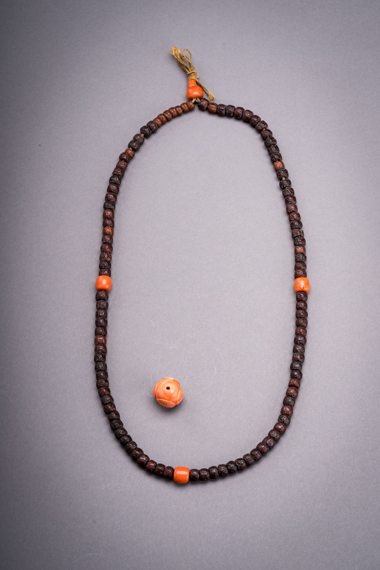 A LOT WITH A 108-BEAD MALA AND A CORAL BEAD - Image 5 of 5