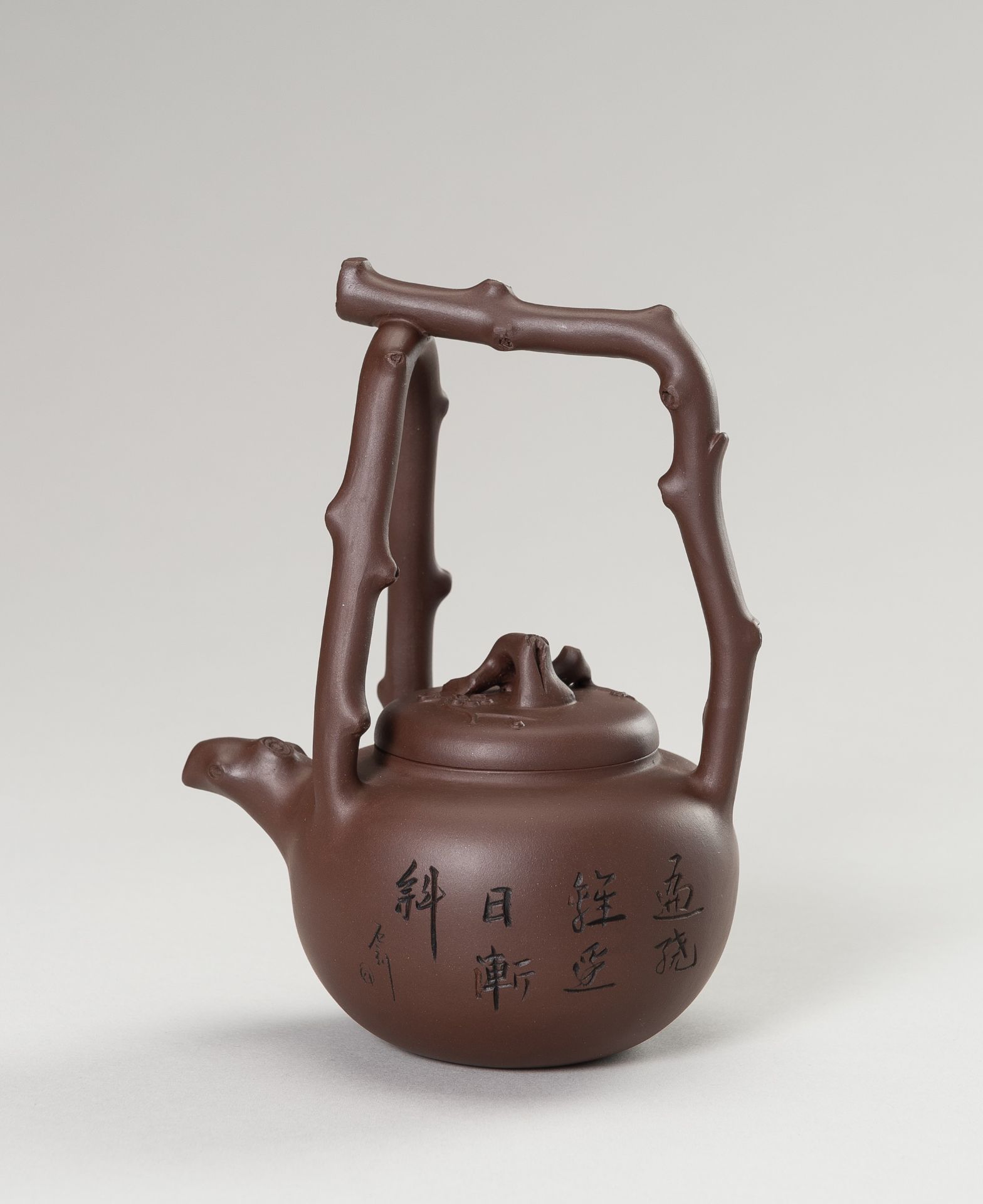 AN YIXING ZISHA TEAPOT AND COVER