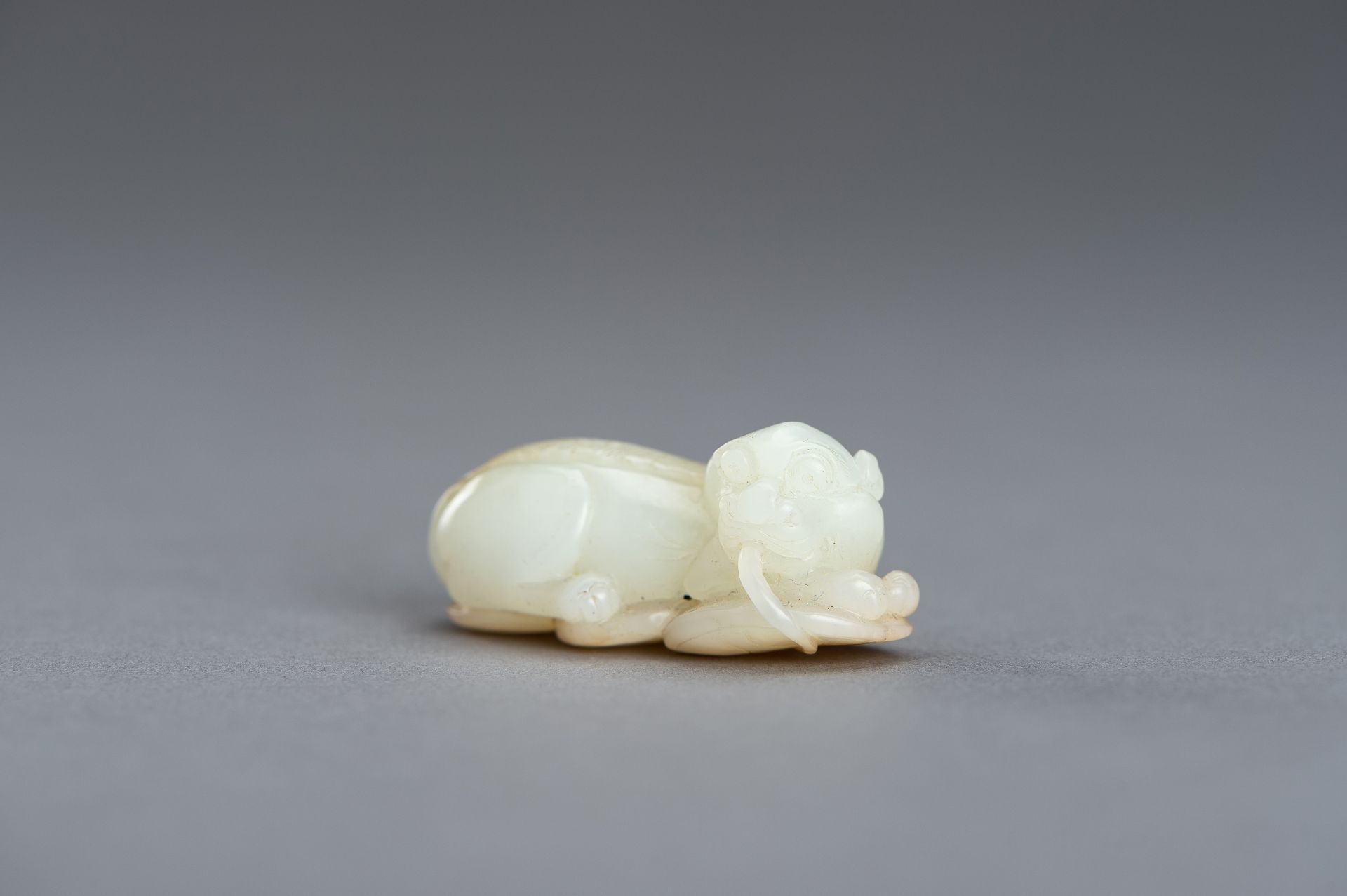 A WHITE AND RUSSET JADE PENDANT OF A BUDDHIST LION, QING DYNASTY - Image 5 of 12