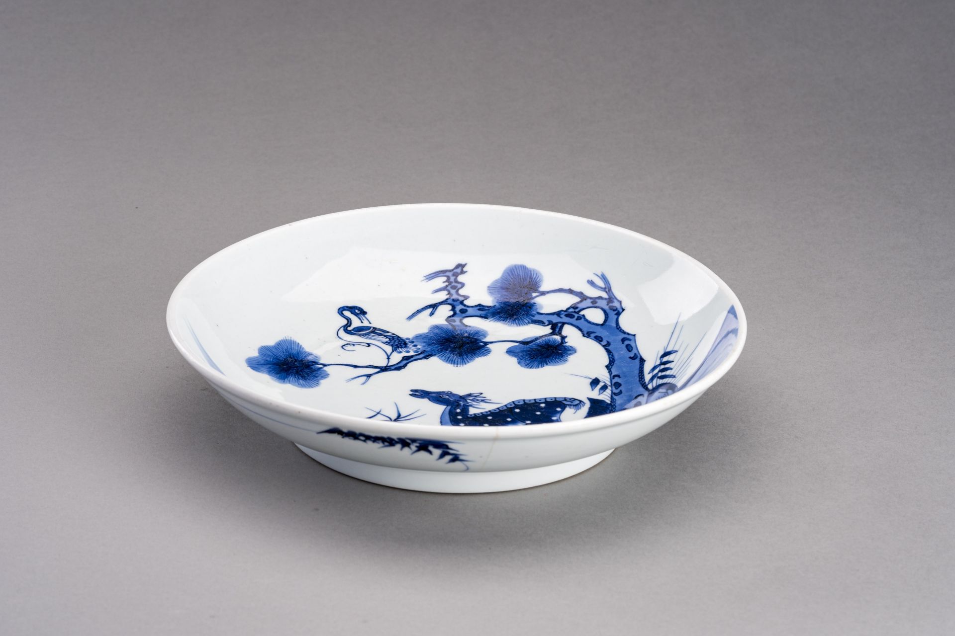 A BLUE AND WHITE 'DEER AND CRANE' PORCELAIN DISH, QING DYNASTY - Image 3 of 7