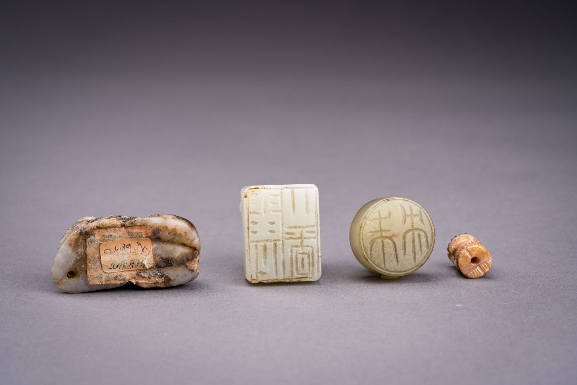 A LOT WITH FOUR SMALL JADE & HARDSTONE OBJECTS - Image 12 of 15