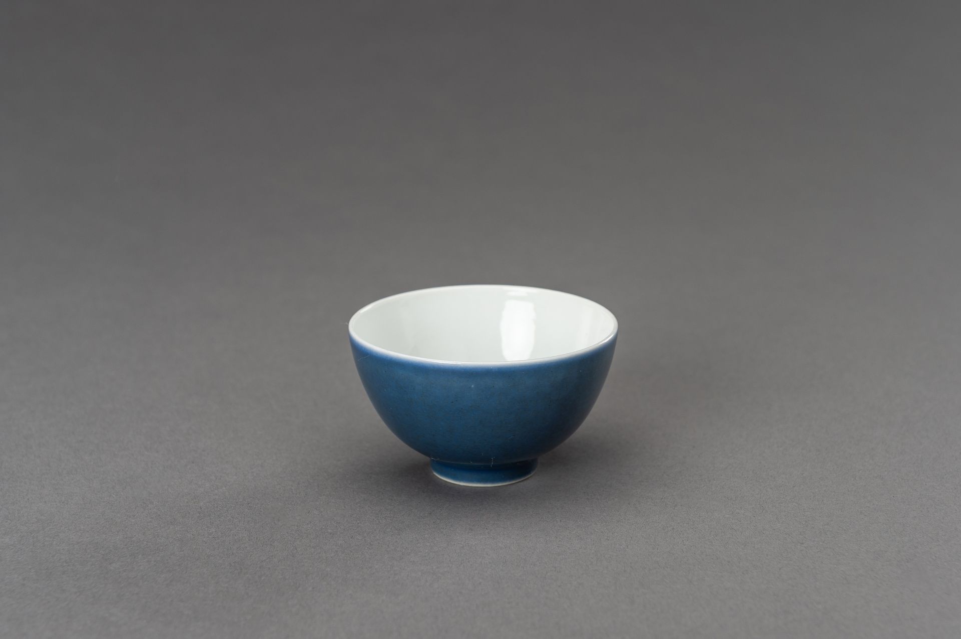 A POWDER BLUE PORCELAIN CUP, 1900s - Bild 3 aus 10