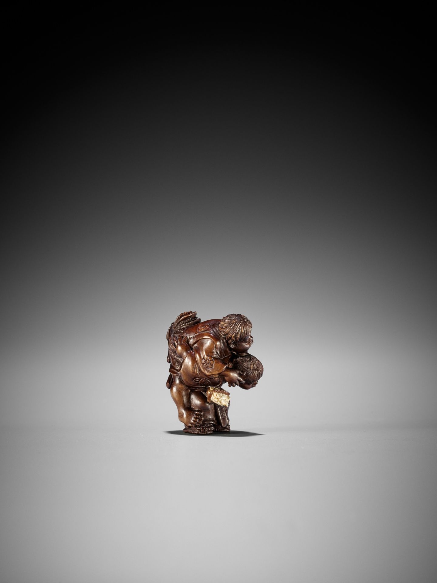 SEIHO: A FINE STAINED BOXWOOD NETSUKE OF CHILDREN AT PLAY - Image 8 of 11