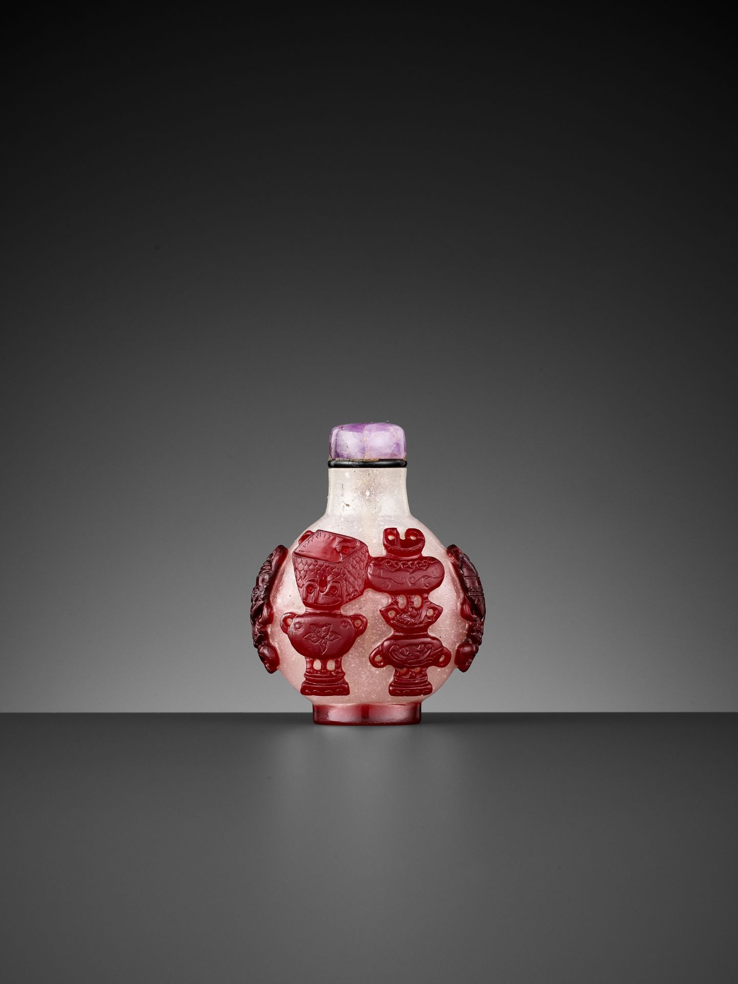 A RUBY-RED OVERLAY 'ANTIQUE TREASURES' GLASS SNUFF BOTTLE, QING DYNASTY - Image 2 of 7