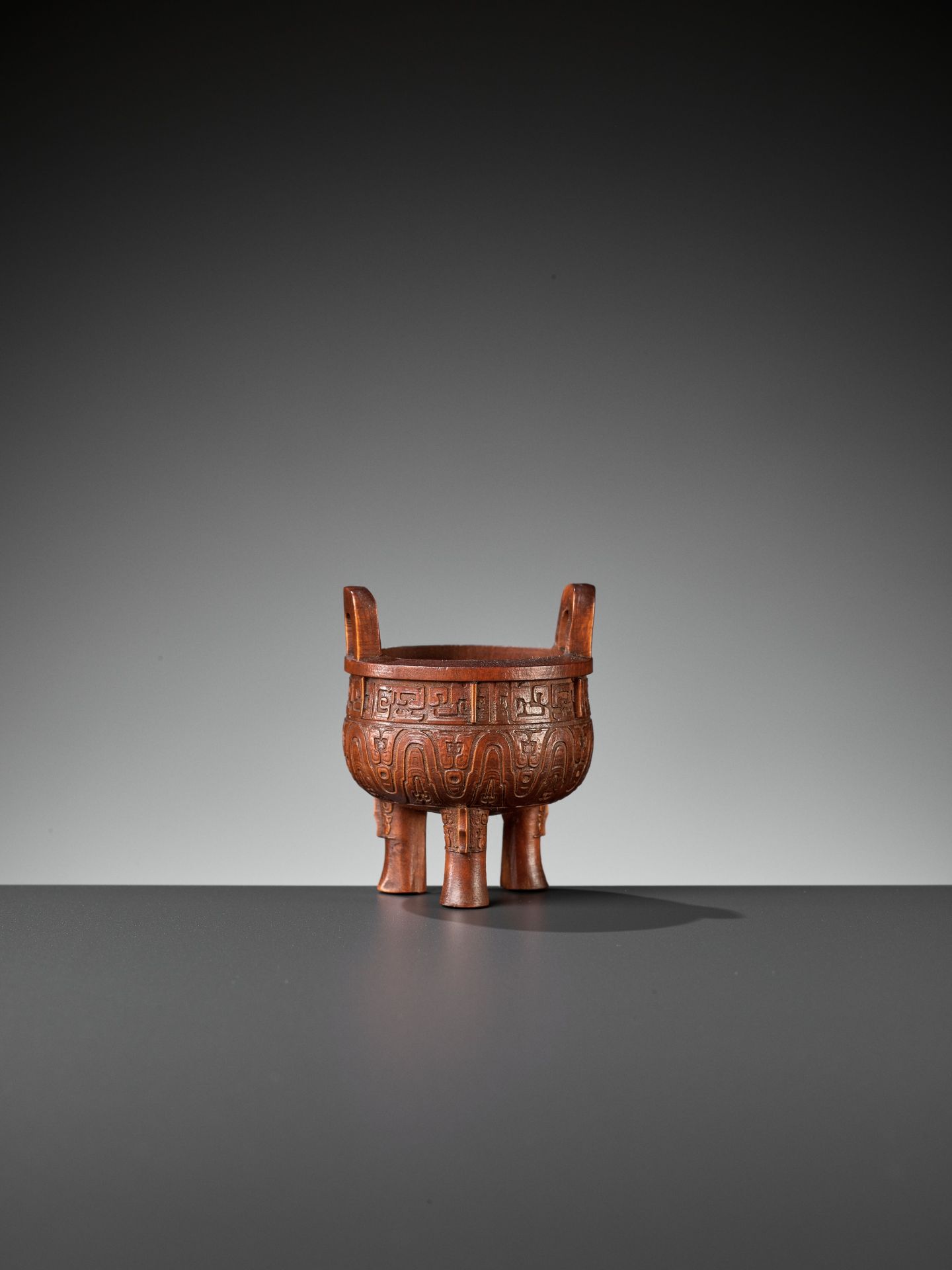 A BAMBOO 'ARCHAISTIC' MINIATURE TRIPOD CENSER, QING DYNASTY - Bild 7 aus 10