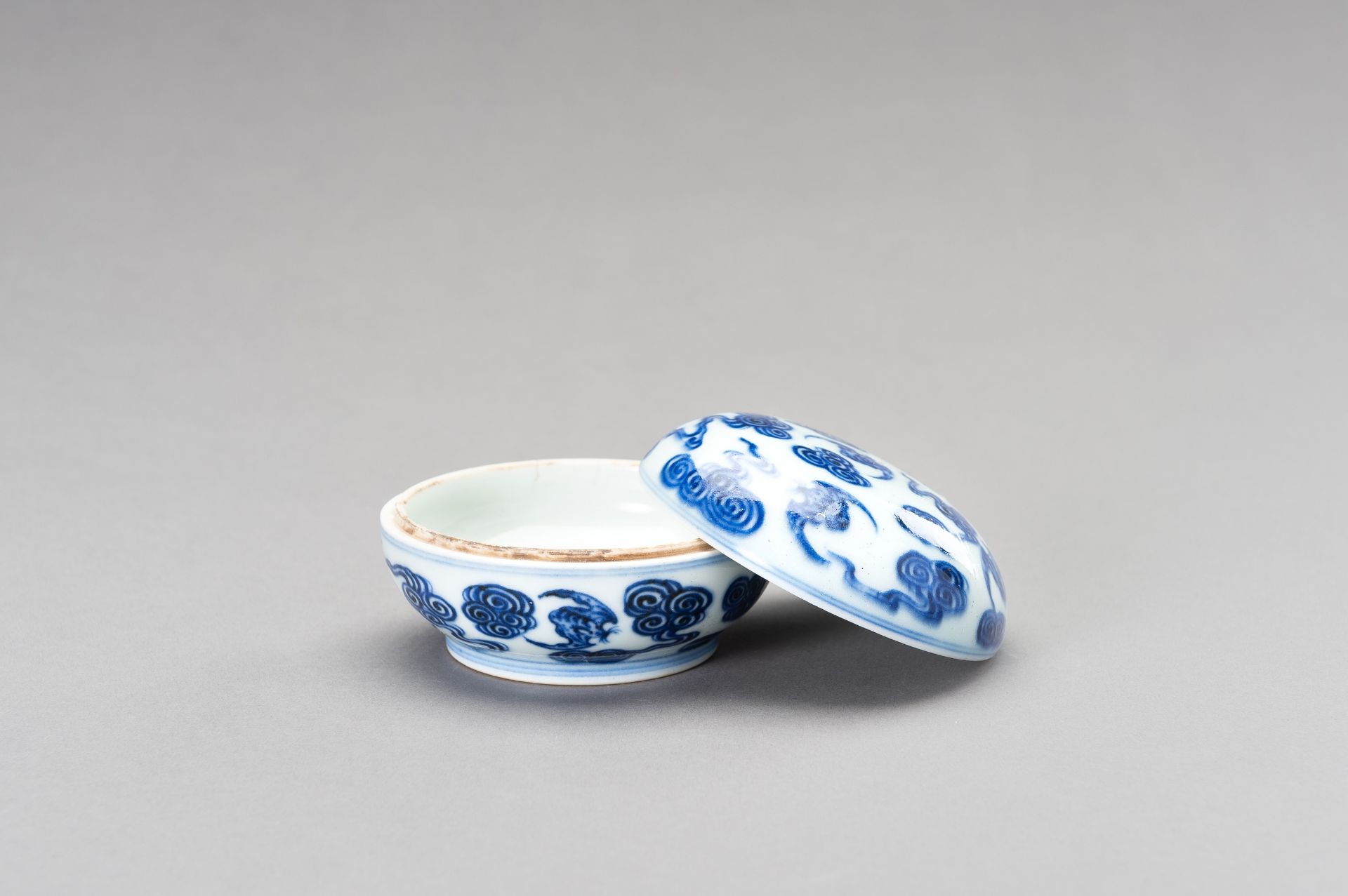 A SMALL BLUE AND WHITE PORCELAIN 'BATS' BOX AND COVER, LATE QING DYNASTY - Image 3 of 13