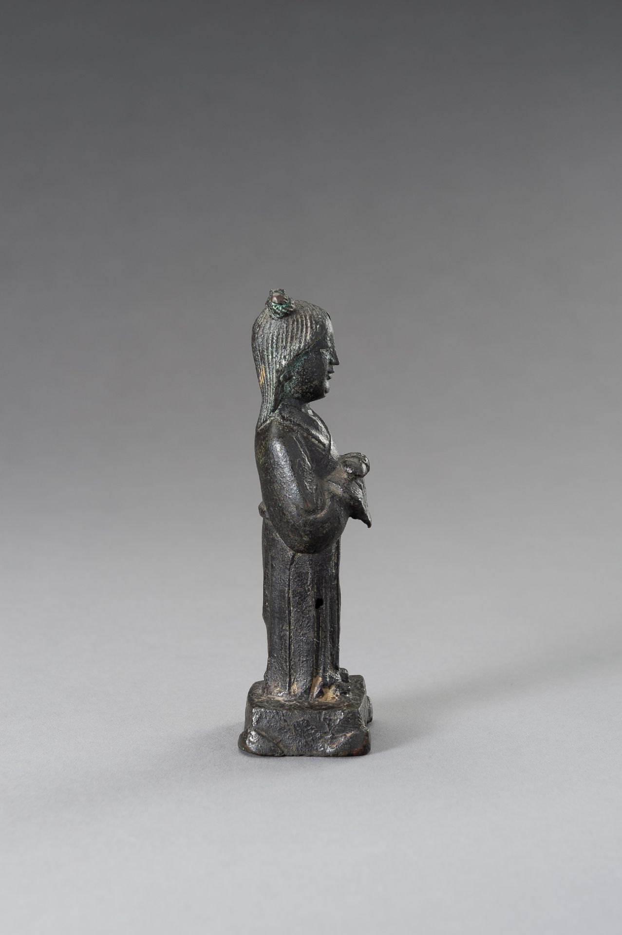 A MINIATURE BRONZE FIGURE OF A LADY, QING DYNASTY - Image 6 of 8