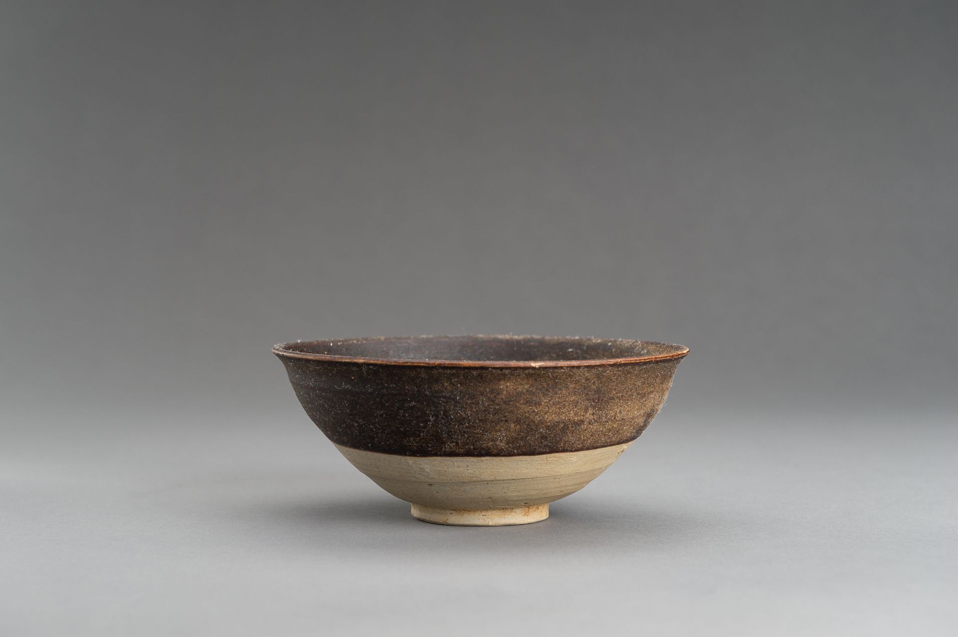 A BROWN GLAZED SONG-STYLE CERAMIC BOWL - Image 6 of 10