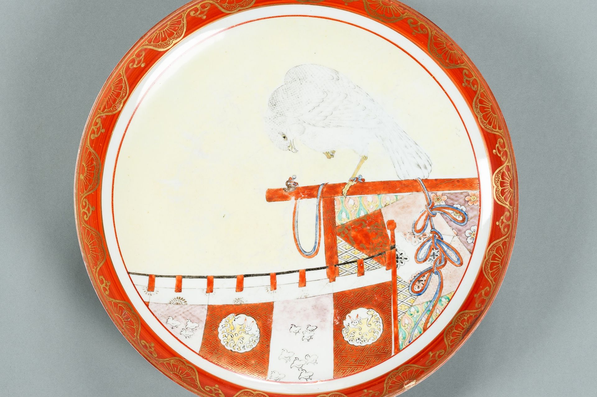 A LOT WITH A LARGE IMARI AND A KUTANI PORCELAIN DISH, MEIJI - Bild 11 aus 16